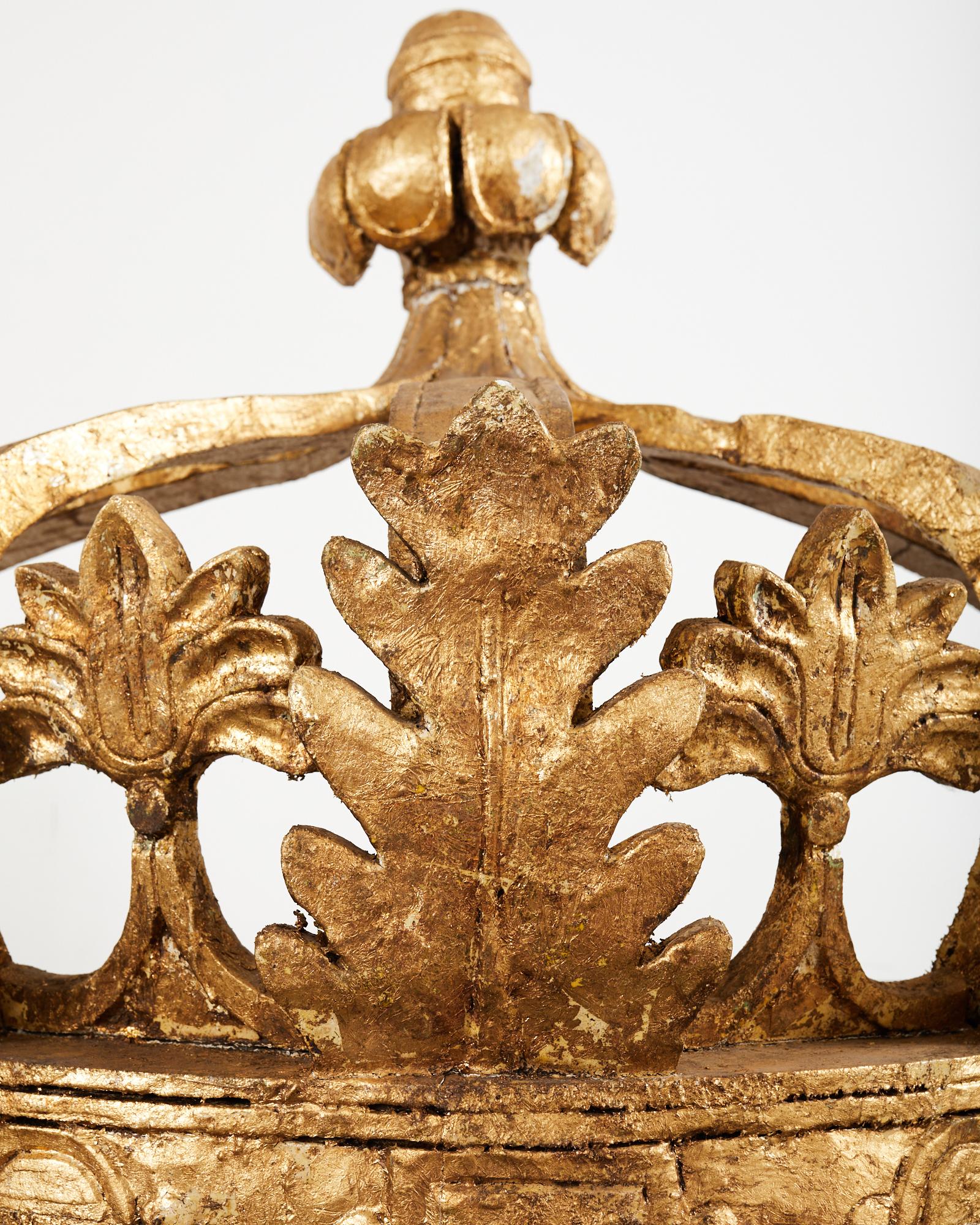 Gesso Paire de couronnes de lit italiennes de style baroque en bois doré du 19ème siècle en vente