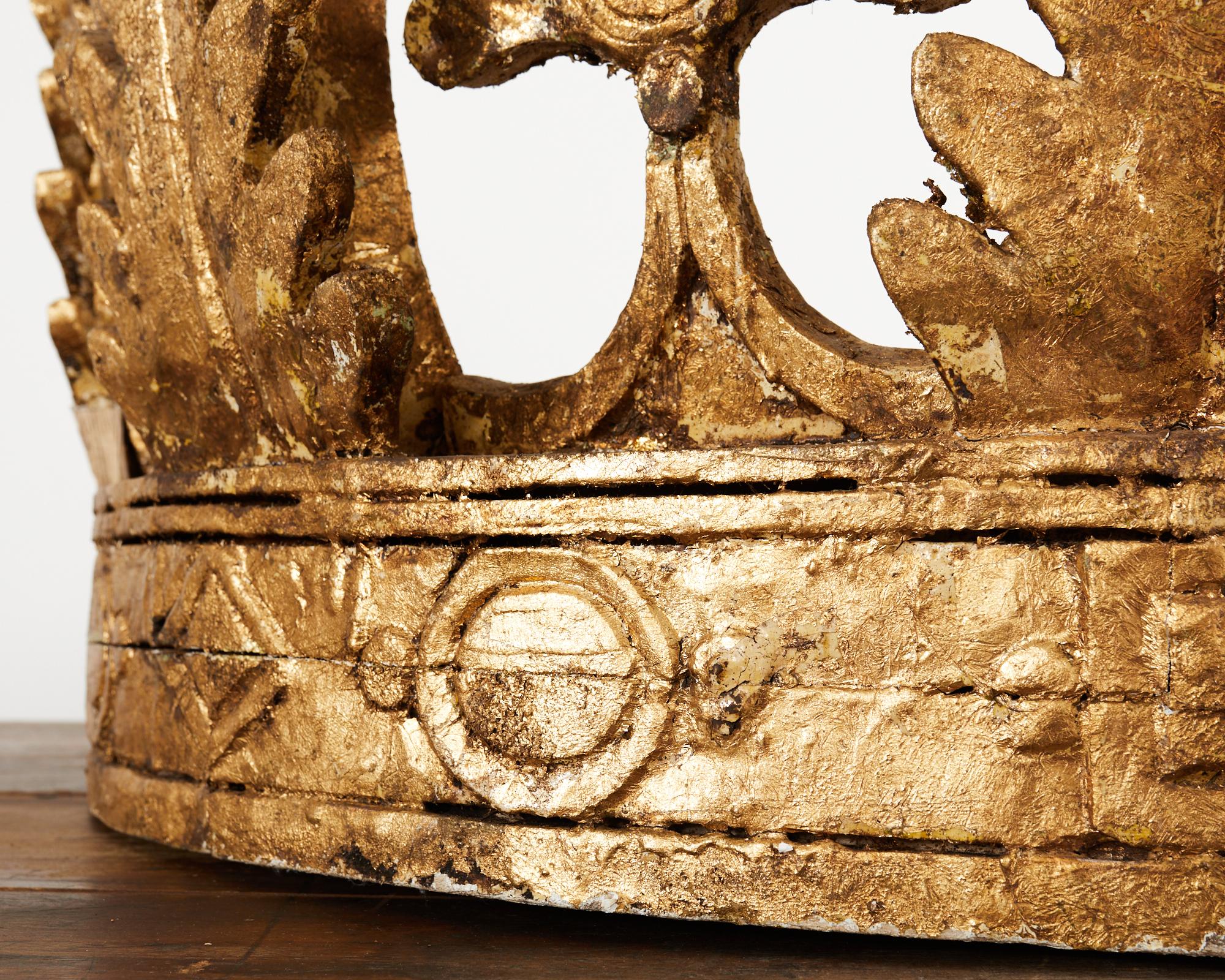 Paire de couronnes de lit italiennes de style baroque en bois doré du 19ème siècle en vente 1