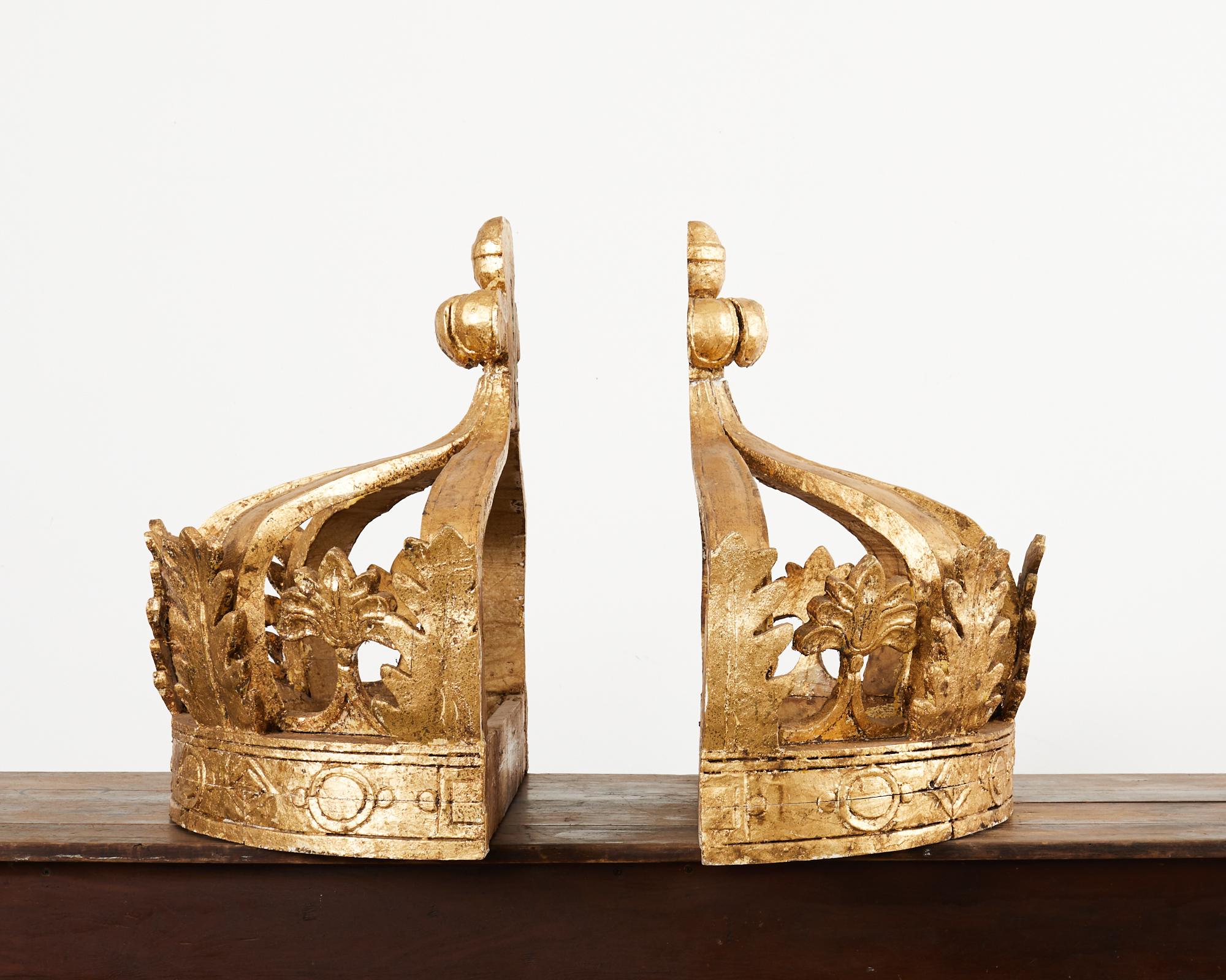 Paire de couronnes de lit italiennes de style baroque en bois doré du 19ème siècle en vente 2