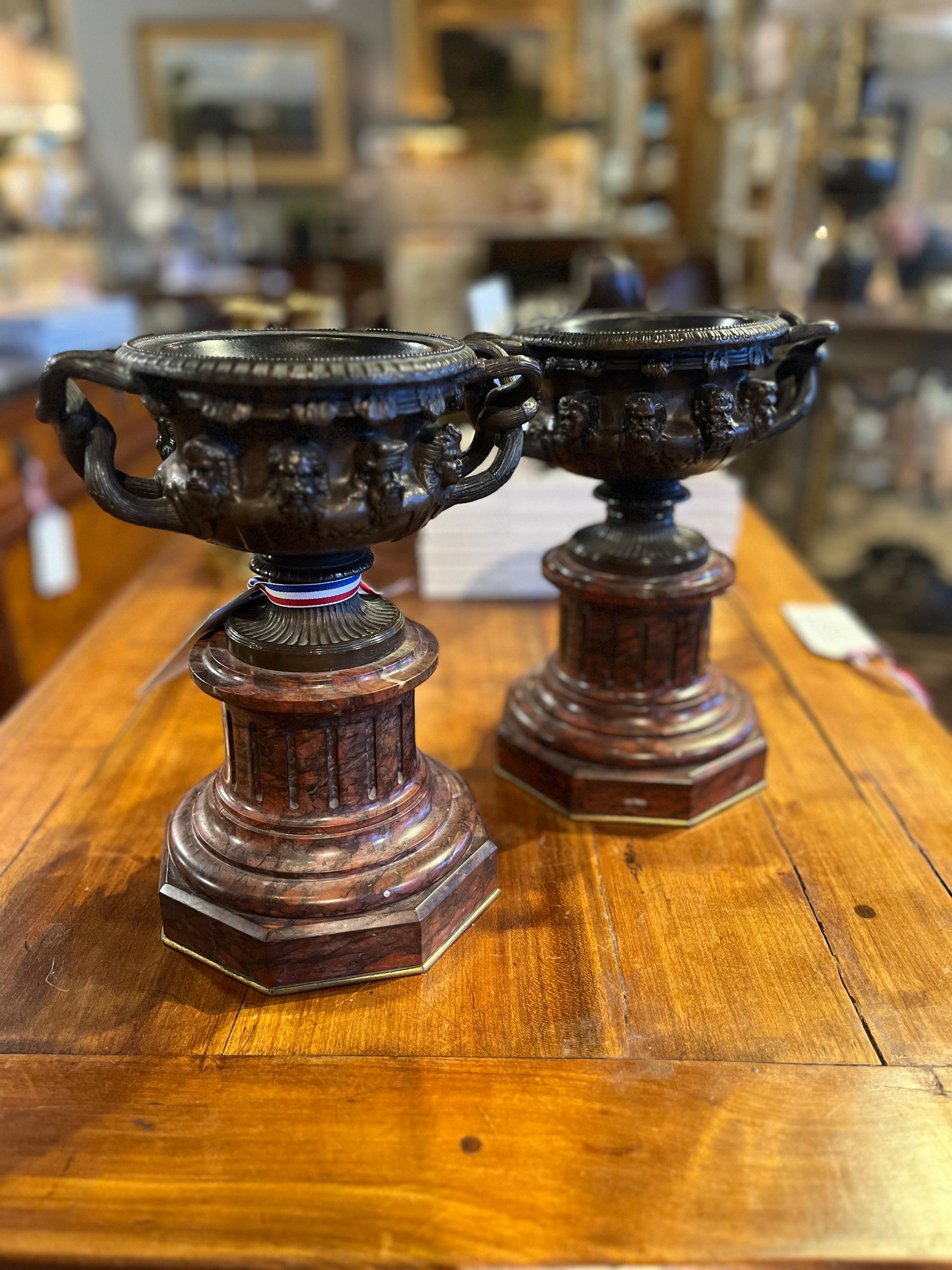 Siglo XIX Pareja de urnas Grand Tour italianas de bronce
Precioso par comprado en Francia. Desgaste adecuado a la edad, consulta las fotos detalladas o envíanos un mensaje con tus preguntas. 