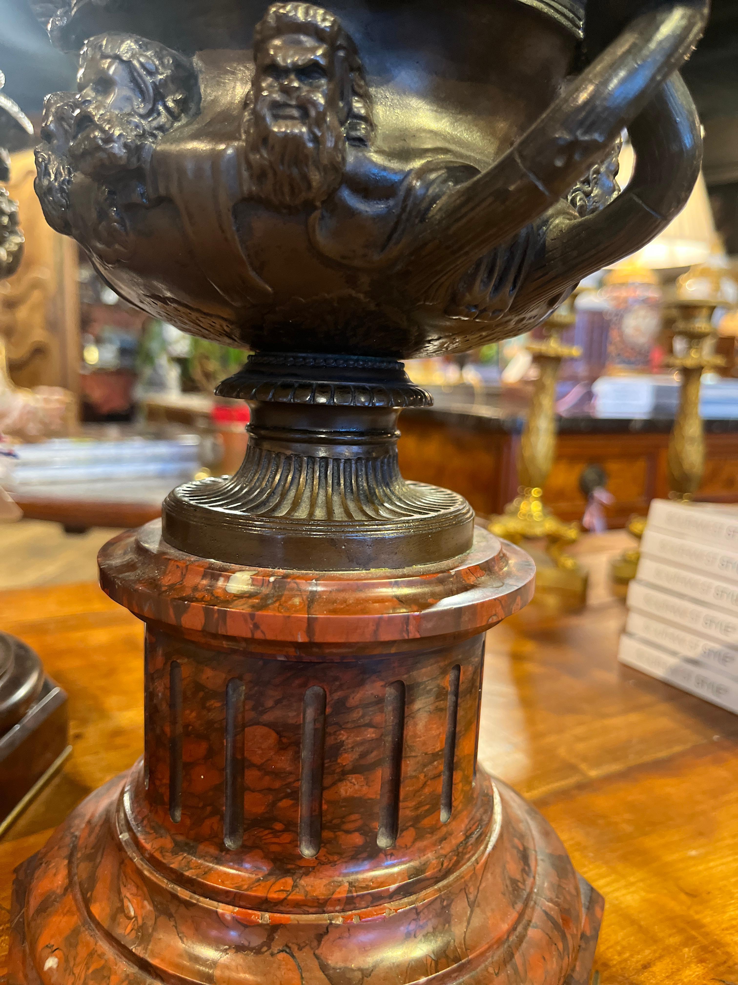 Siglo XIX Pareja de urnas Grand Tour italianas de bronce Francés en venta
