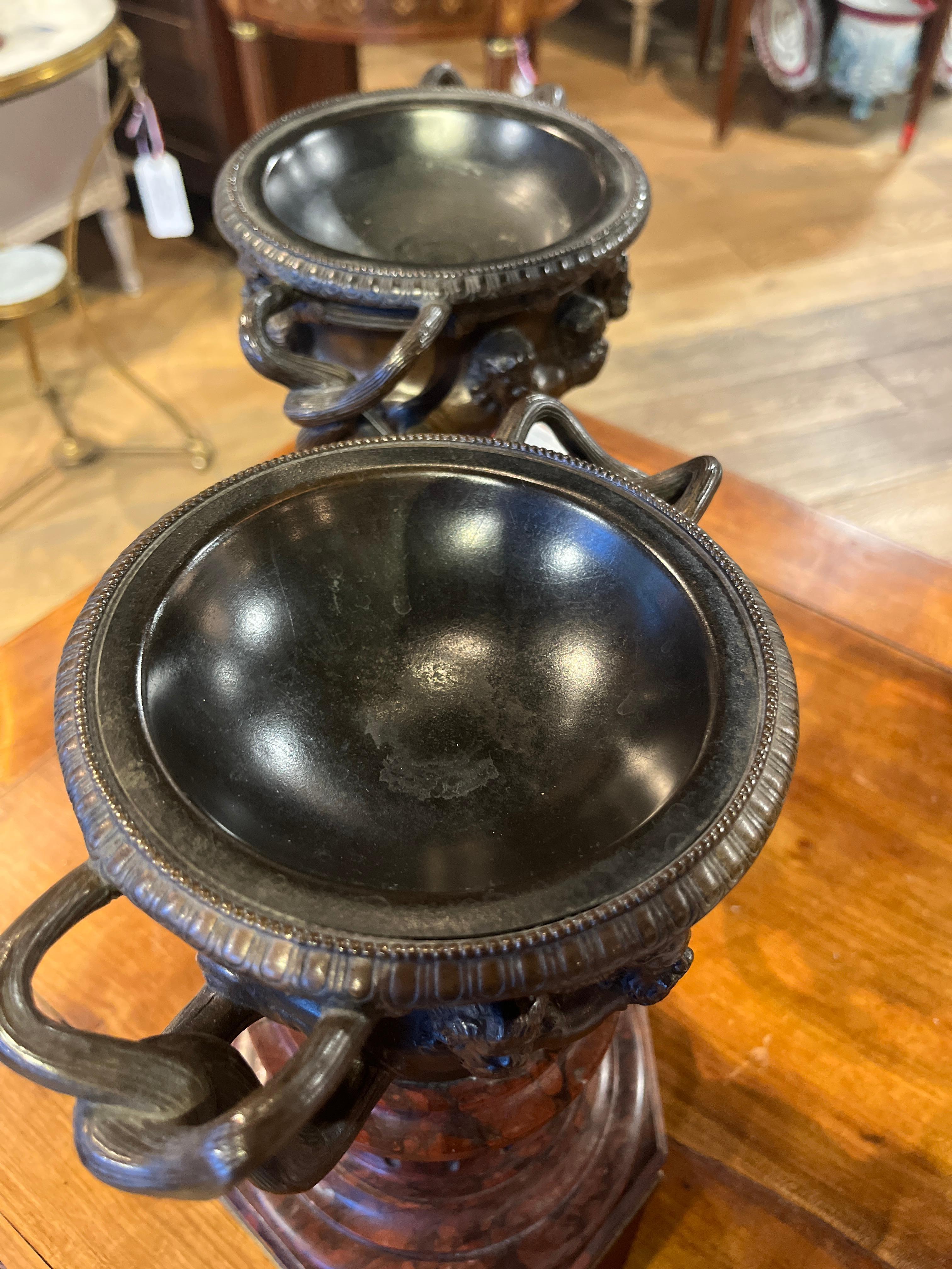 Siglo XIX Pareja de urnas Grand Tour italianas de bronce en Bueno estado para la venta en Scottsdale, AZ