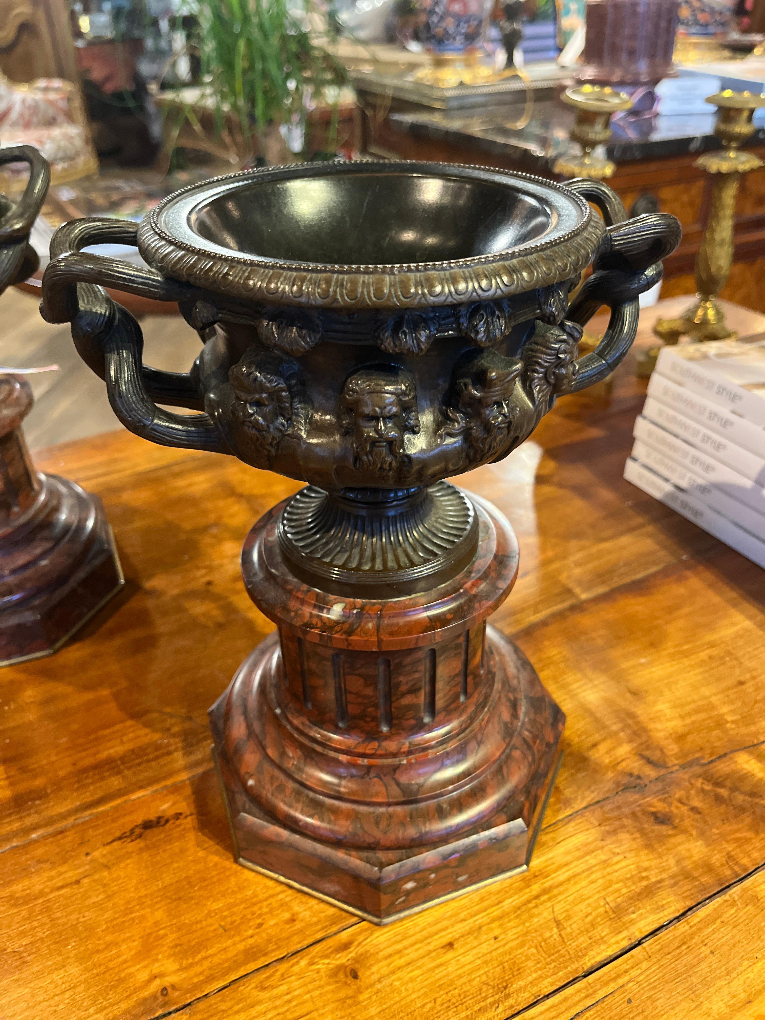 Siglo XIX Pareja de urnas Grand Tour italianas de bronce Bronce en venta
