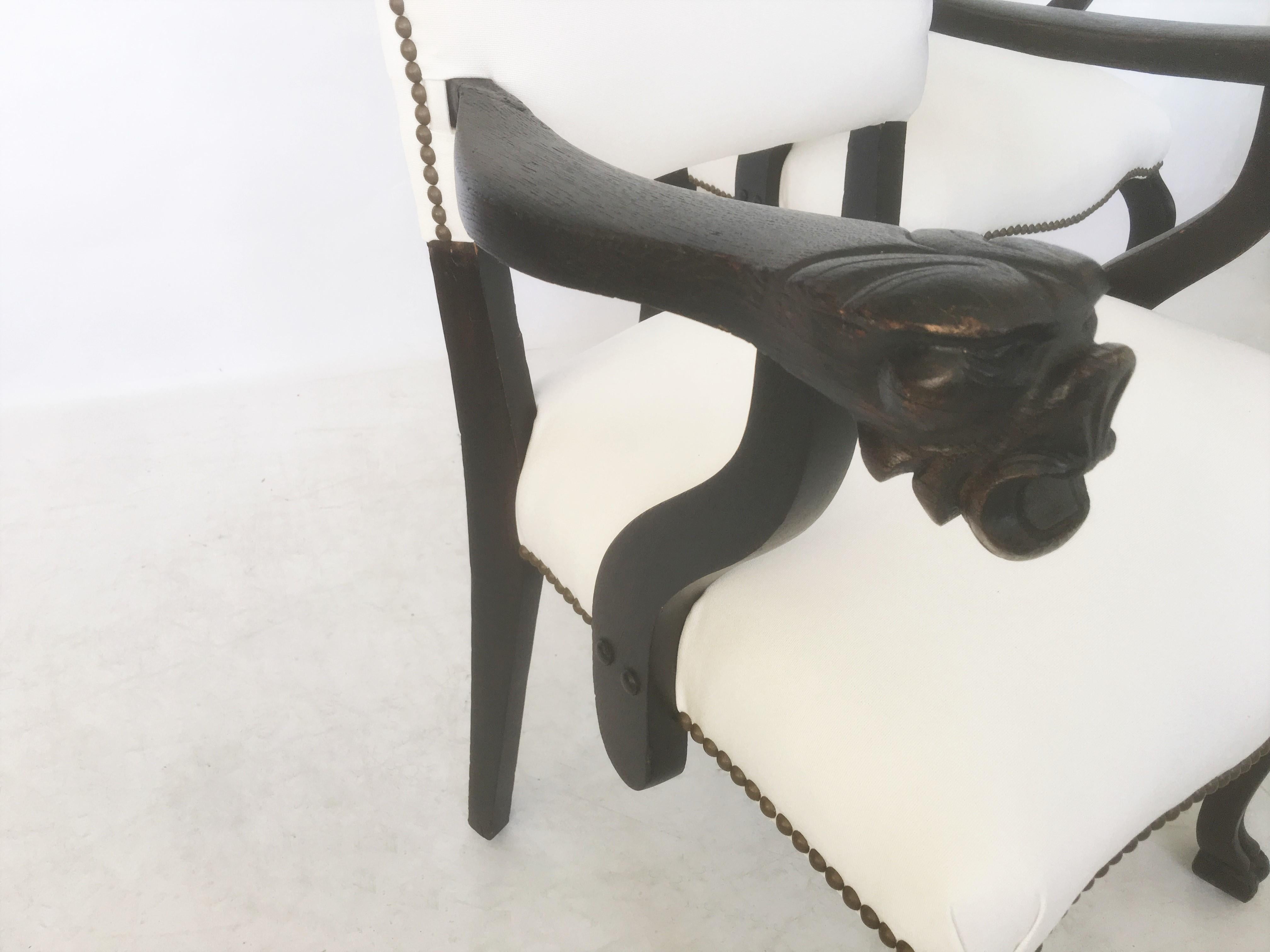 Paar italienische geschnitzte Sessel aus Nussbaumholz aus dem 19. Jahrhundert im Zustand „Gut“ im Angebot in Dallas, TX