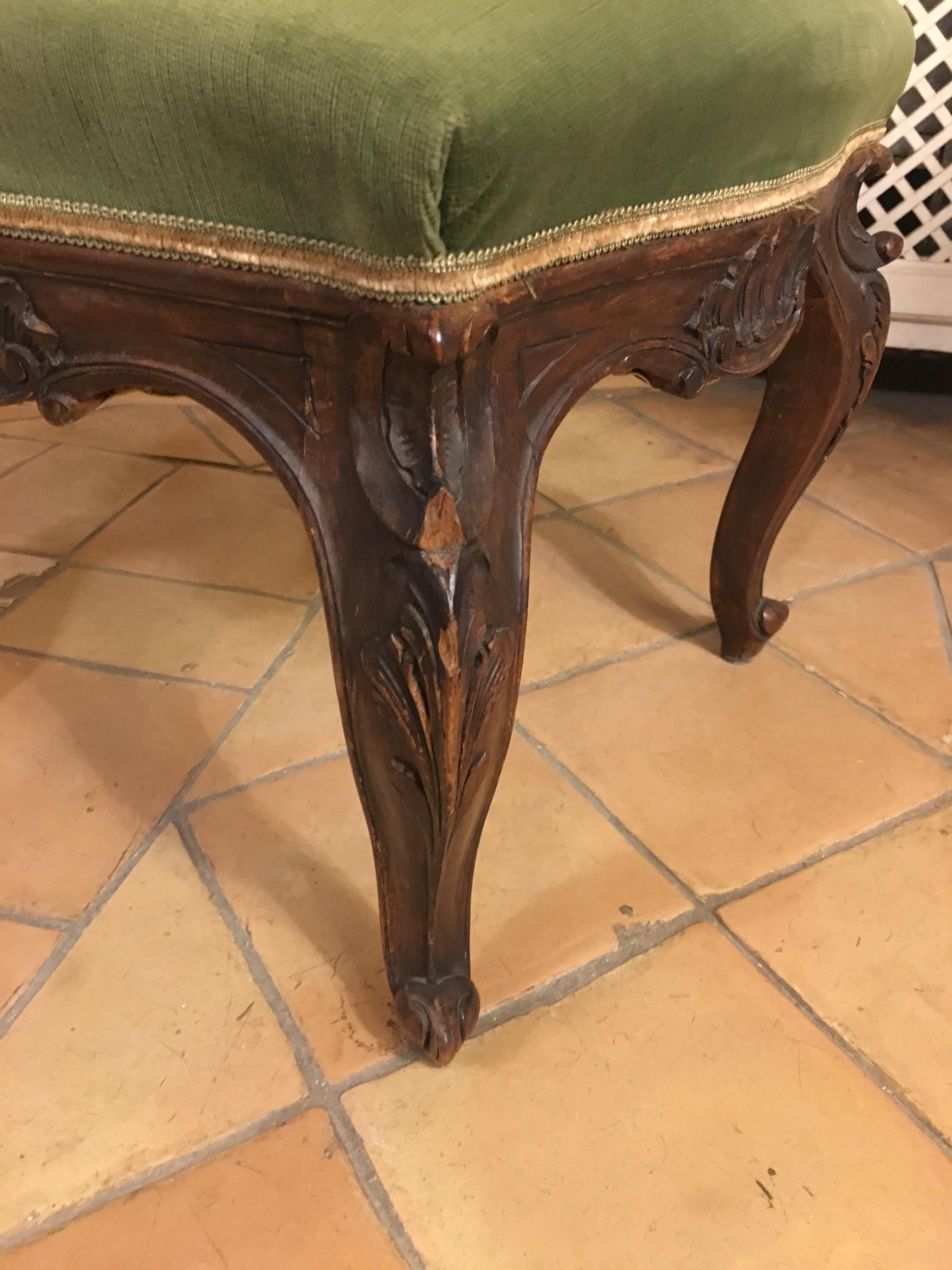 19th Century Pair of Italian Carved Wood Footstools with Velvet Seat, 1890s (Spätes 19. Jahrhundert) im Angebot