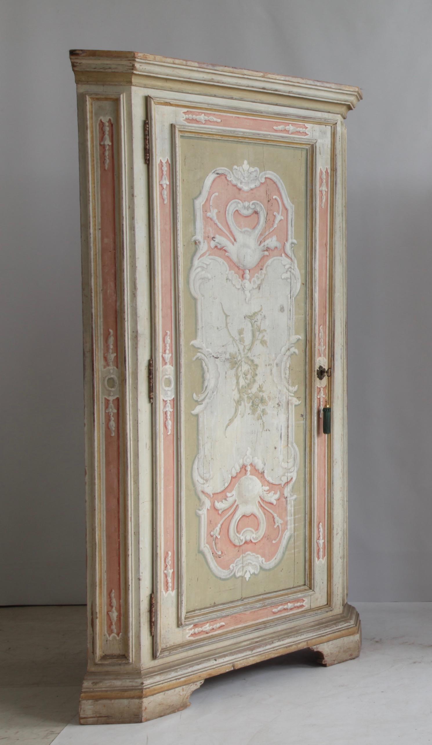  19th Century Italian Painted Corner Cabinets In Good Condition In London, Park Royal