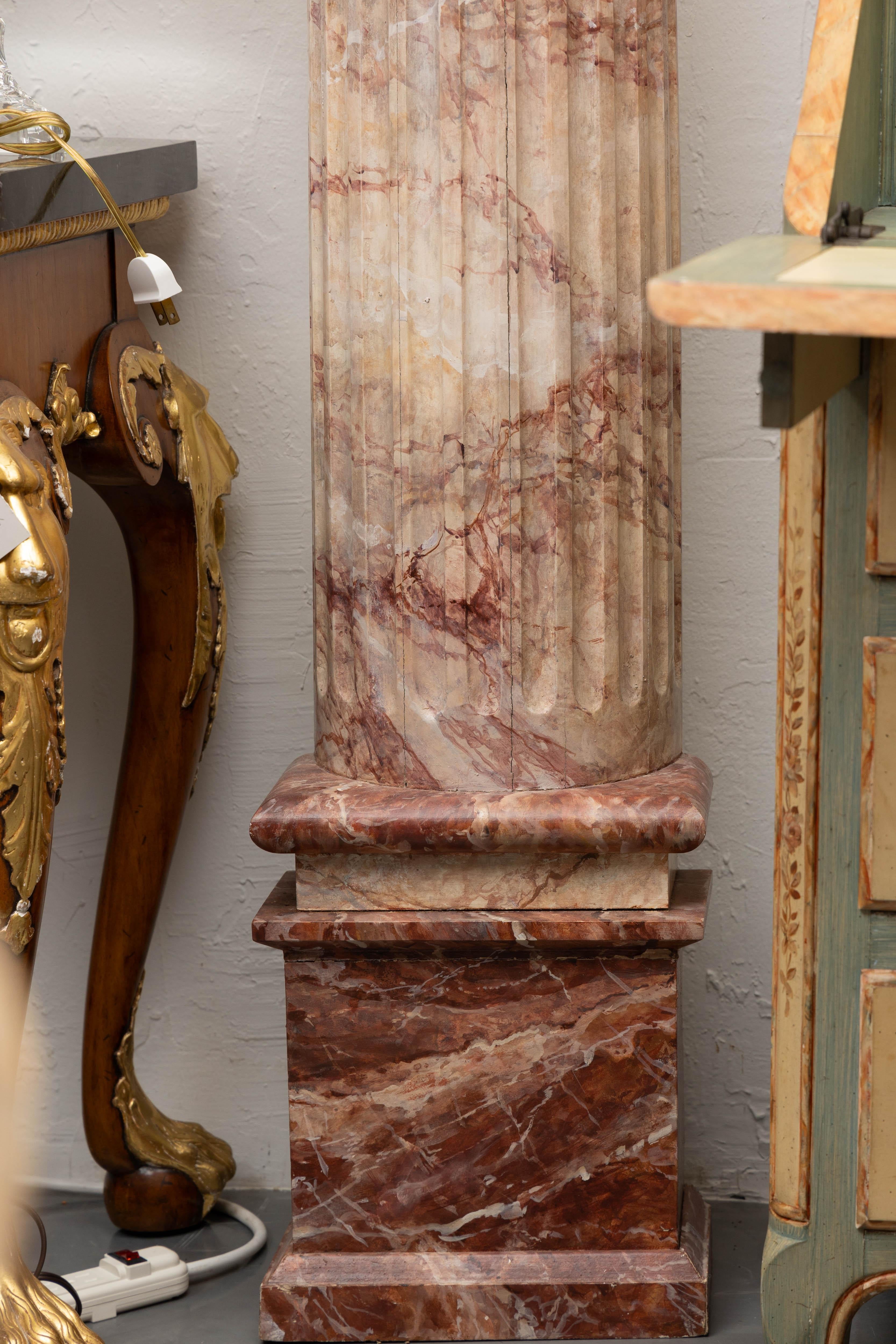 Autre Paire de pilastres italiens en faux marbre du 19ème siècle en vente