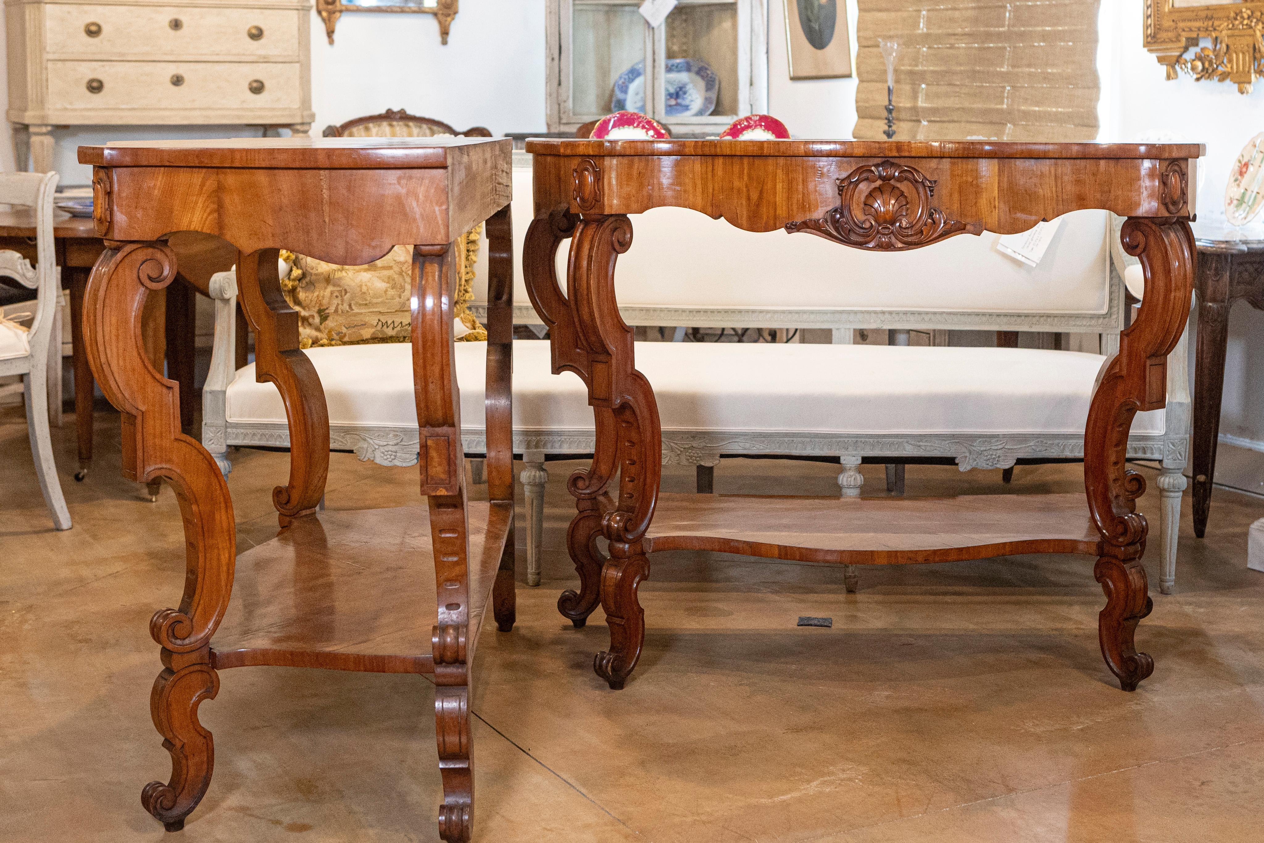 19. Jahrhundert Ein Paar italienische Louis Philippe-Konsolen CIRCA 1860 (Walnuss) im Angebot
