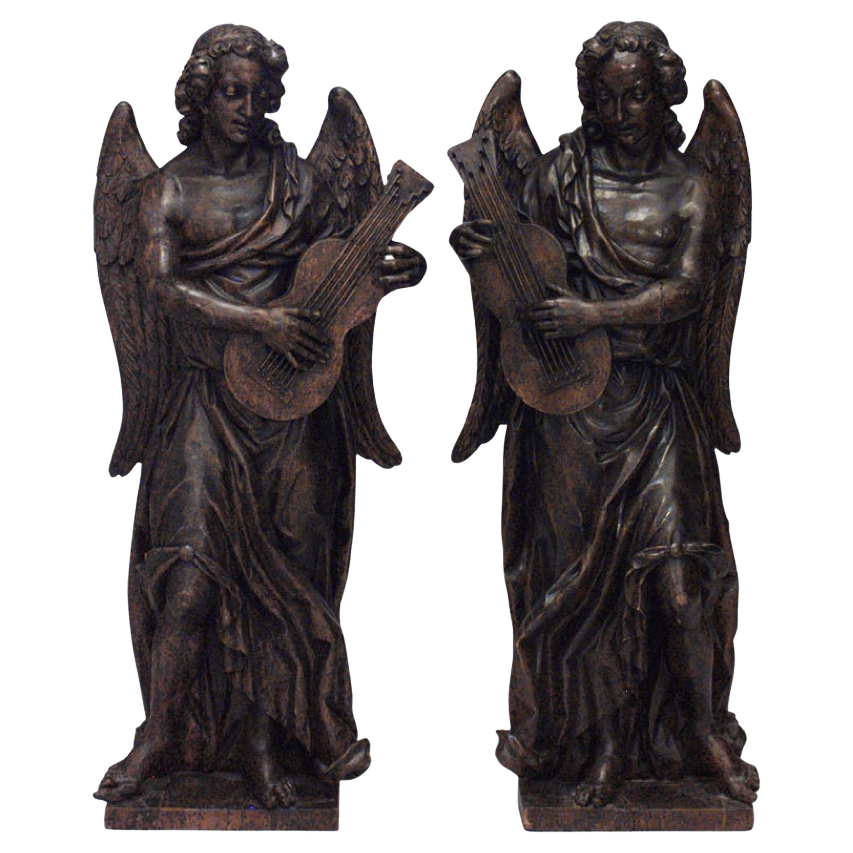 Paire de statues d'anges en chêne de style néo-renaissance italienne du 19ème siècle