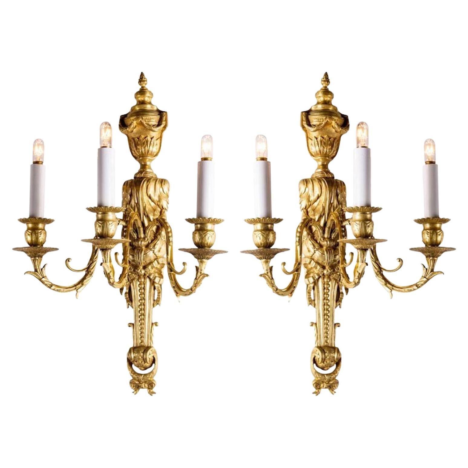 Siglo XIX Pareja de candelabros italianos Estilo Luis XVI Bronce dorado, 1880 circa en venta