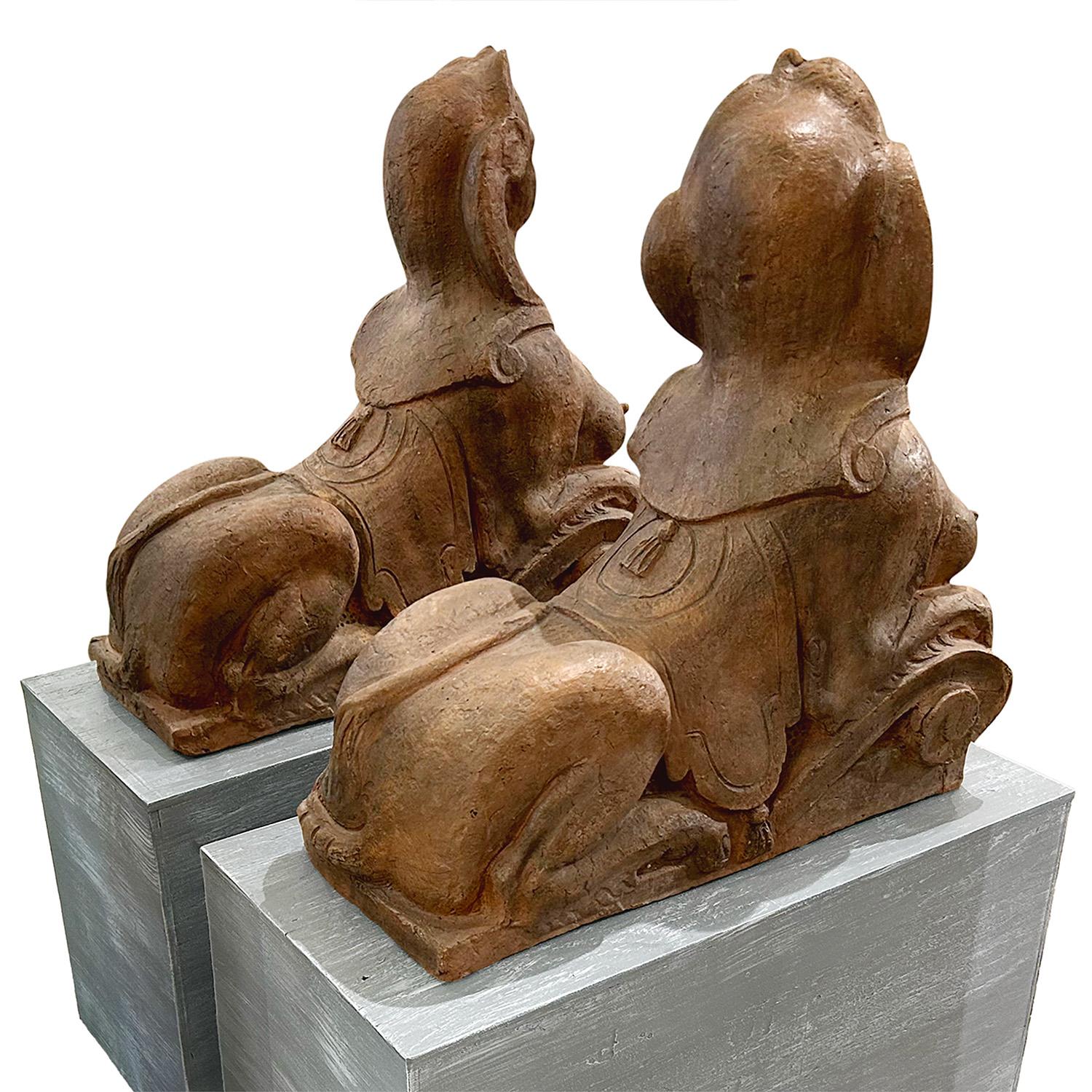 Pareja de esfinges italianas de terracota del siglo XIX - Esculturas toscanas antiguas Italiano en venta