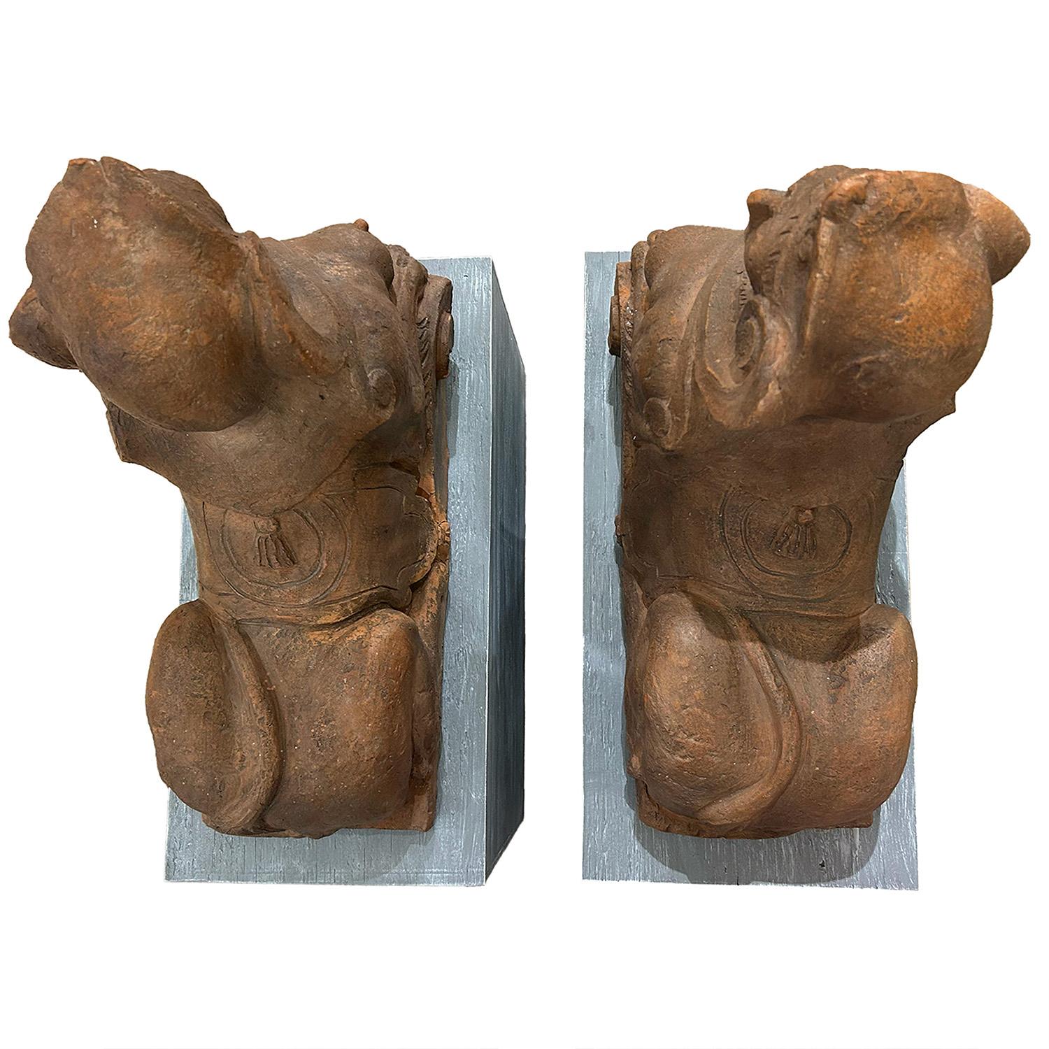 Pareja de esfinges italianas de terracota del siglo XIX - Esculturas toscanas antiguas Hecho a mano en venta