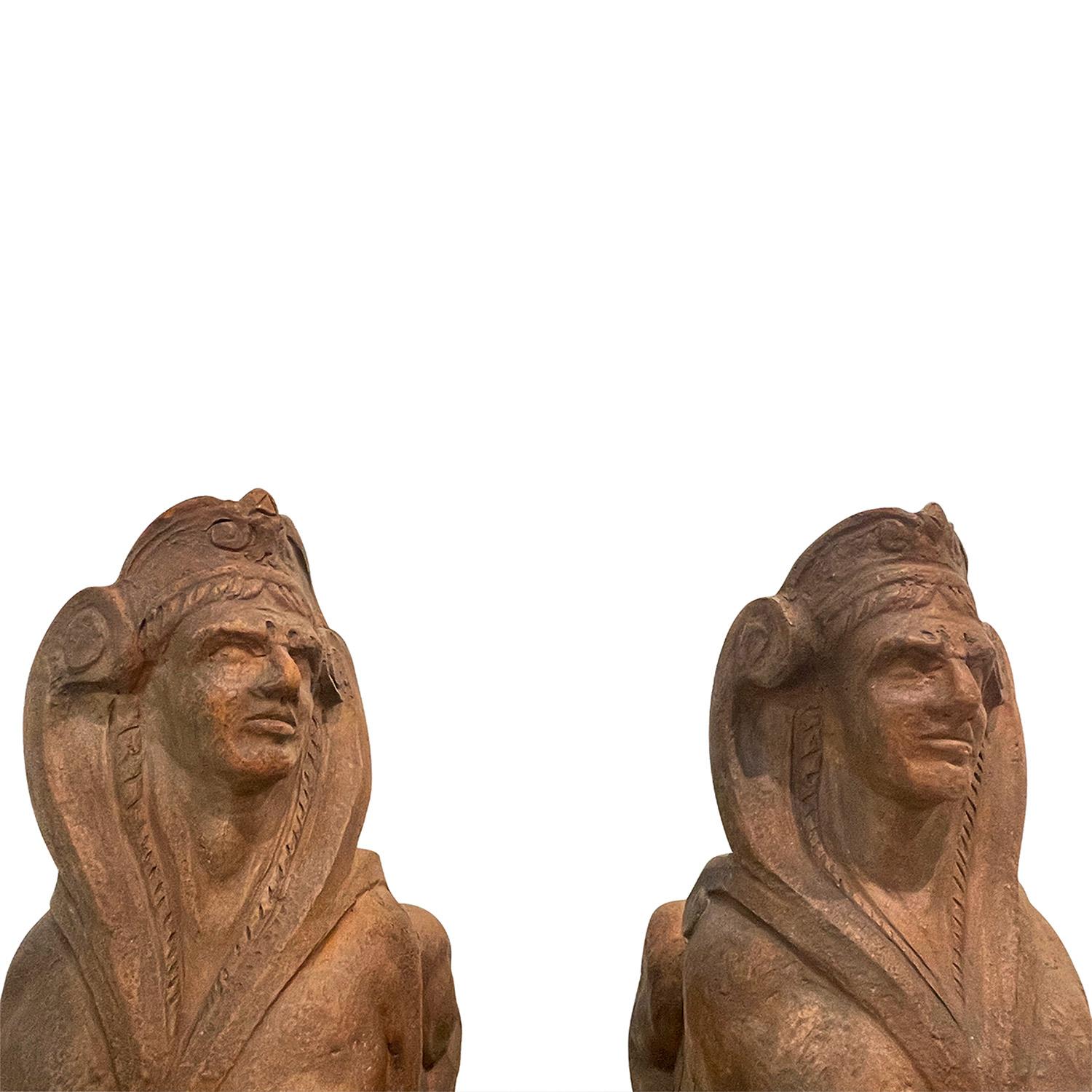 Pareja de esfinges italianas de terracota del siglo XIX - Esculturas toscanas antiguas en Bueno estado para la venta en West Palm Beach, FL