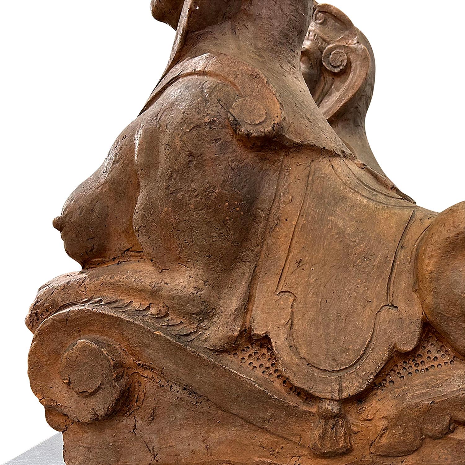 Pareja de esfinges italianas de terracota del siglo XIX - Esculturas toscanas antiguas Terracota en venta