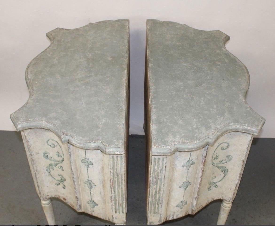 Dieses Paar italienischer venezianischer, bemalter Serpentinen-Kommoden mit 2 Schubladen aus dem 19. Jahrhundert ist ein schönes und unverwechselbares Möbelstück aus der Region Venetien in Italien. Diese Art von Kommoden ist bekannt für ihre