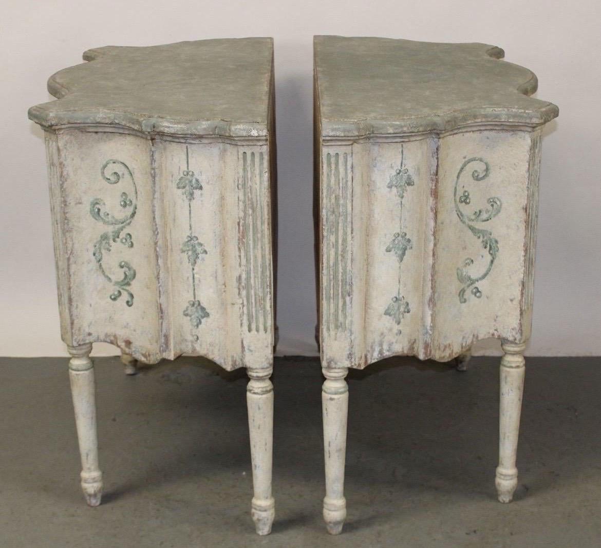 19. Jahrhundert Paar italienische venezianische Serpentinen-Kommoden mit 2 Schubladen, bemalt (Louis XVI.) im Angebot
