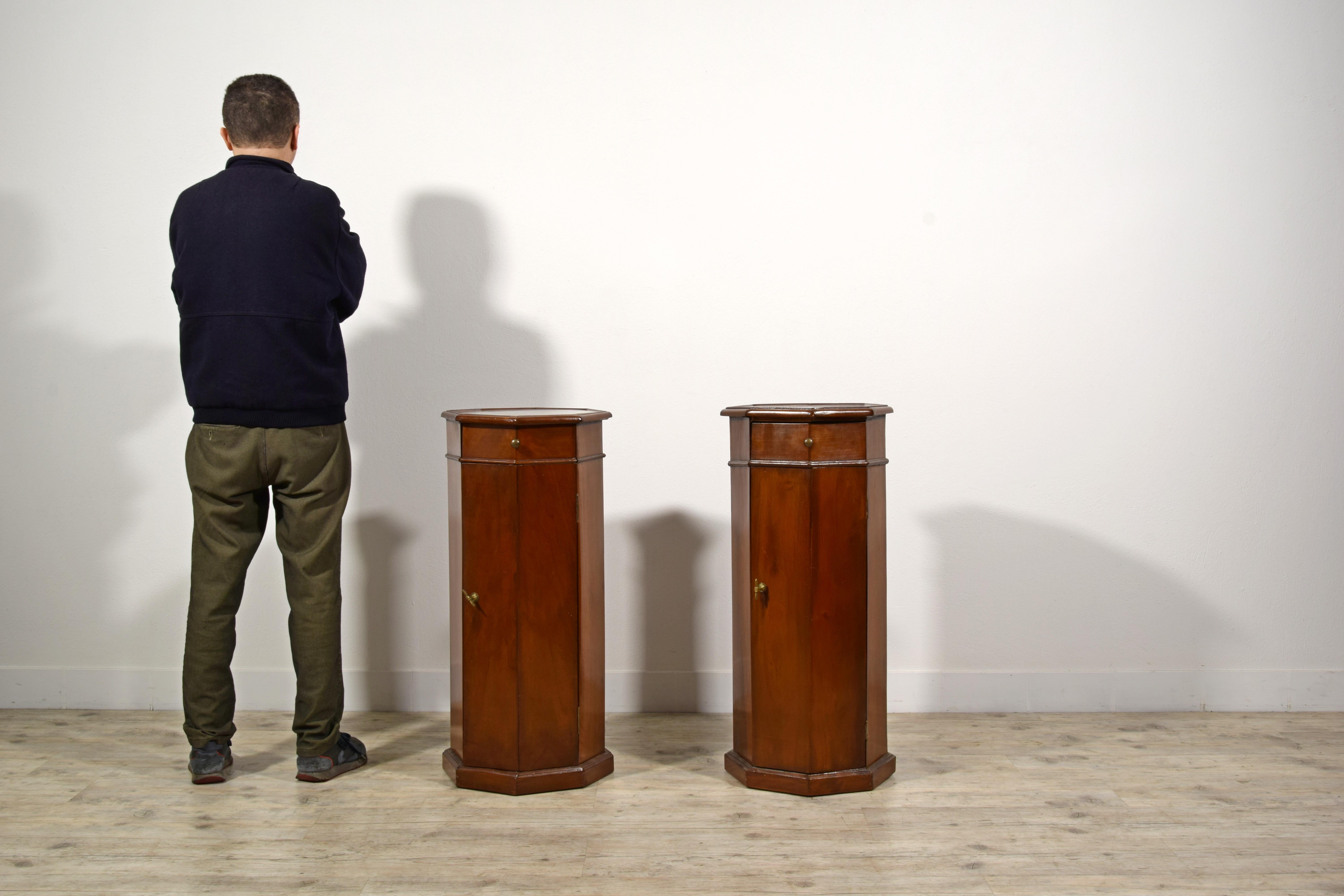 19. Jahrhundert, Paar italienische Pedestal-Schränke aus Nussbaumholz im Angebot 4