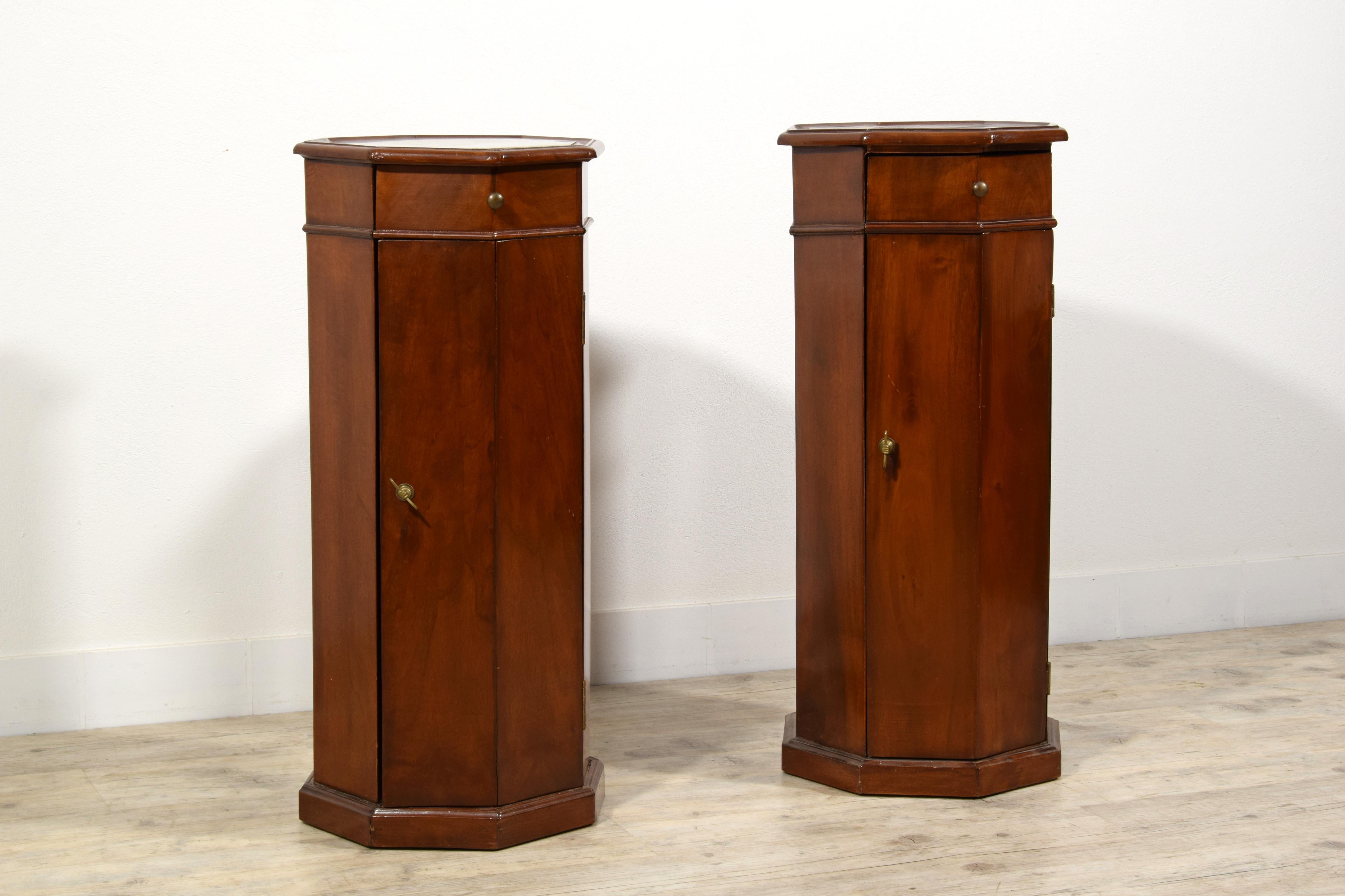 19. Jahrhundert, Paar italienische Pedestal-Schränke aus Nussbaumholz im Angebot 5