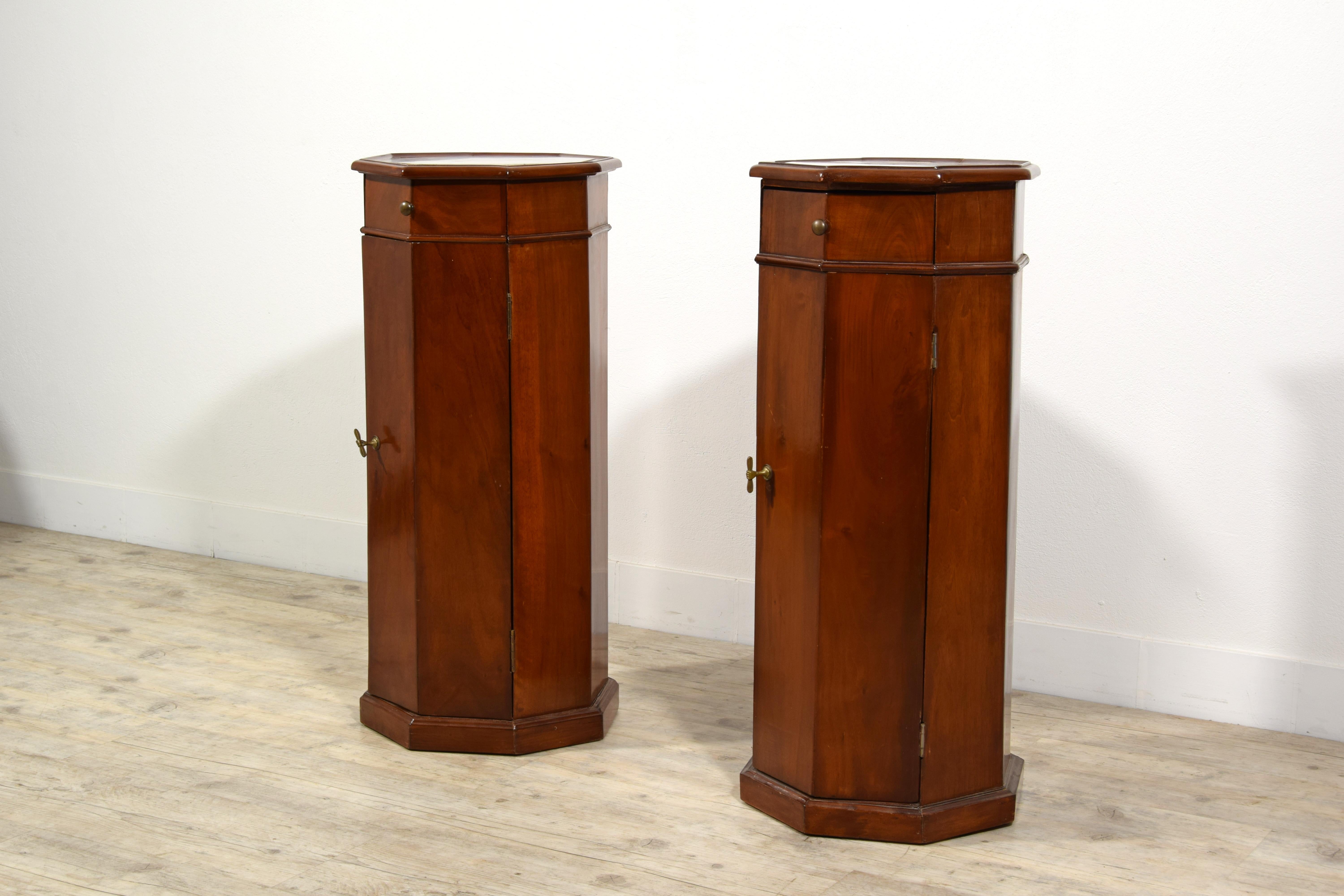 19. Jahrhundert, Paar italienische Pedestal-Schränke aus Nussbaumholz im Angebot 6