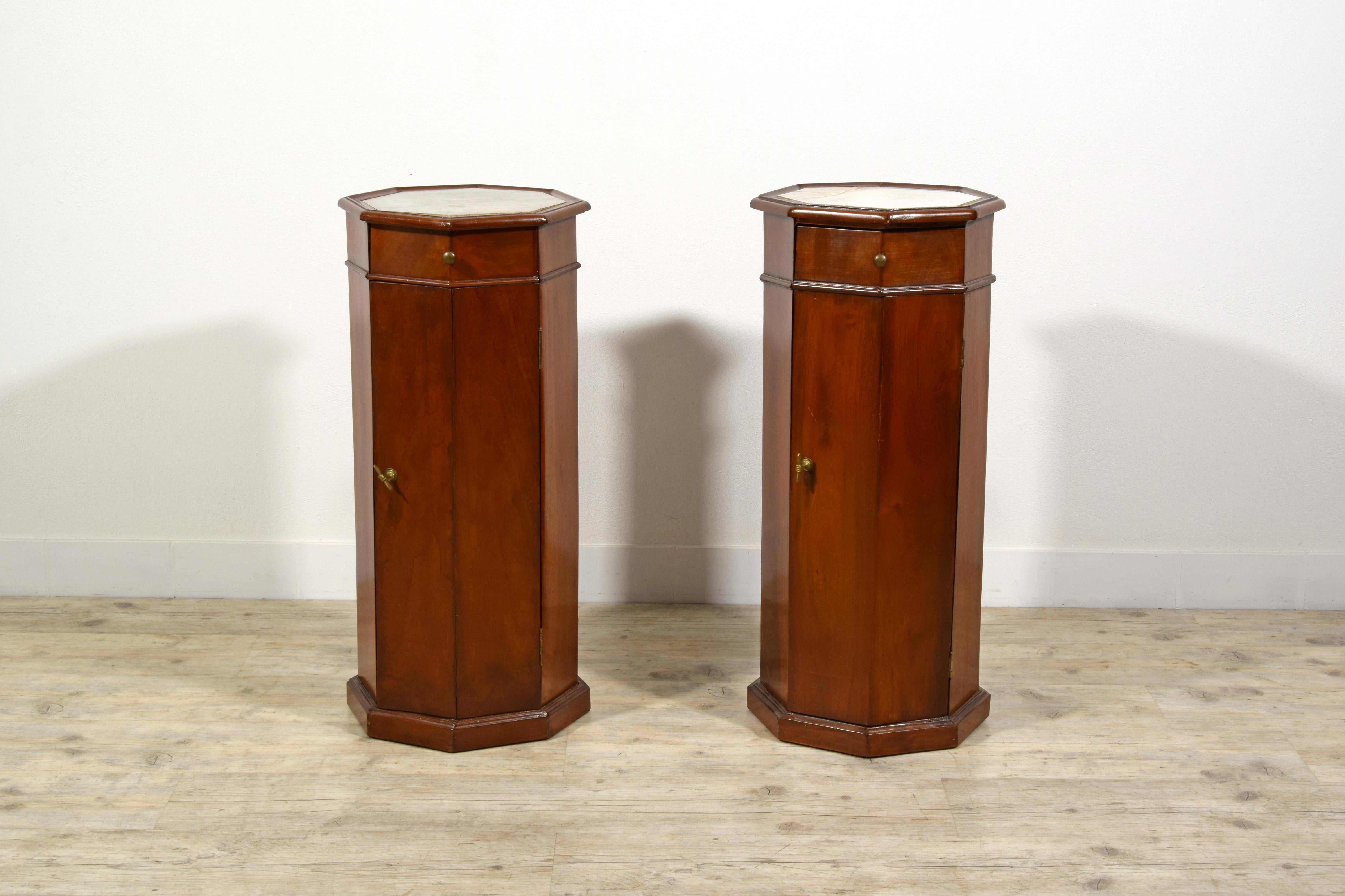 19. Jahrhundert, Paar italienische Pedestal-Schränke aus Nussbaumholz im Angebot 7