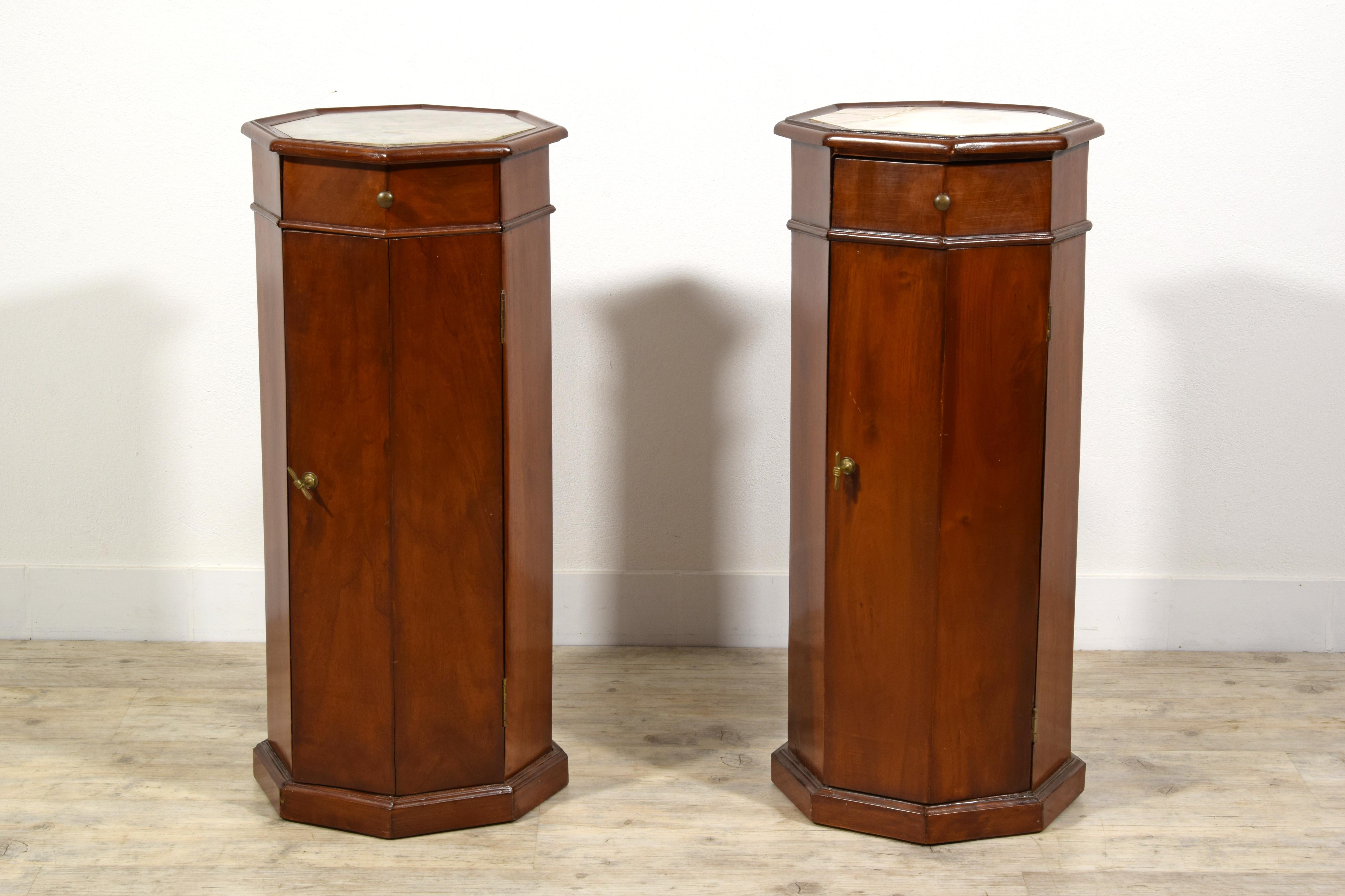 19. Jahrhundert, Paar italienische Pedestal-Schränke aus Nussbaumholz im Angebot 8