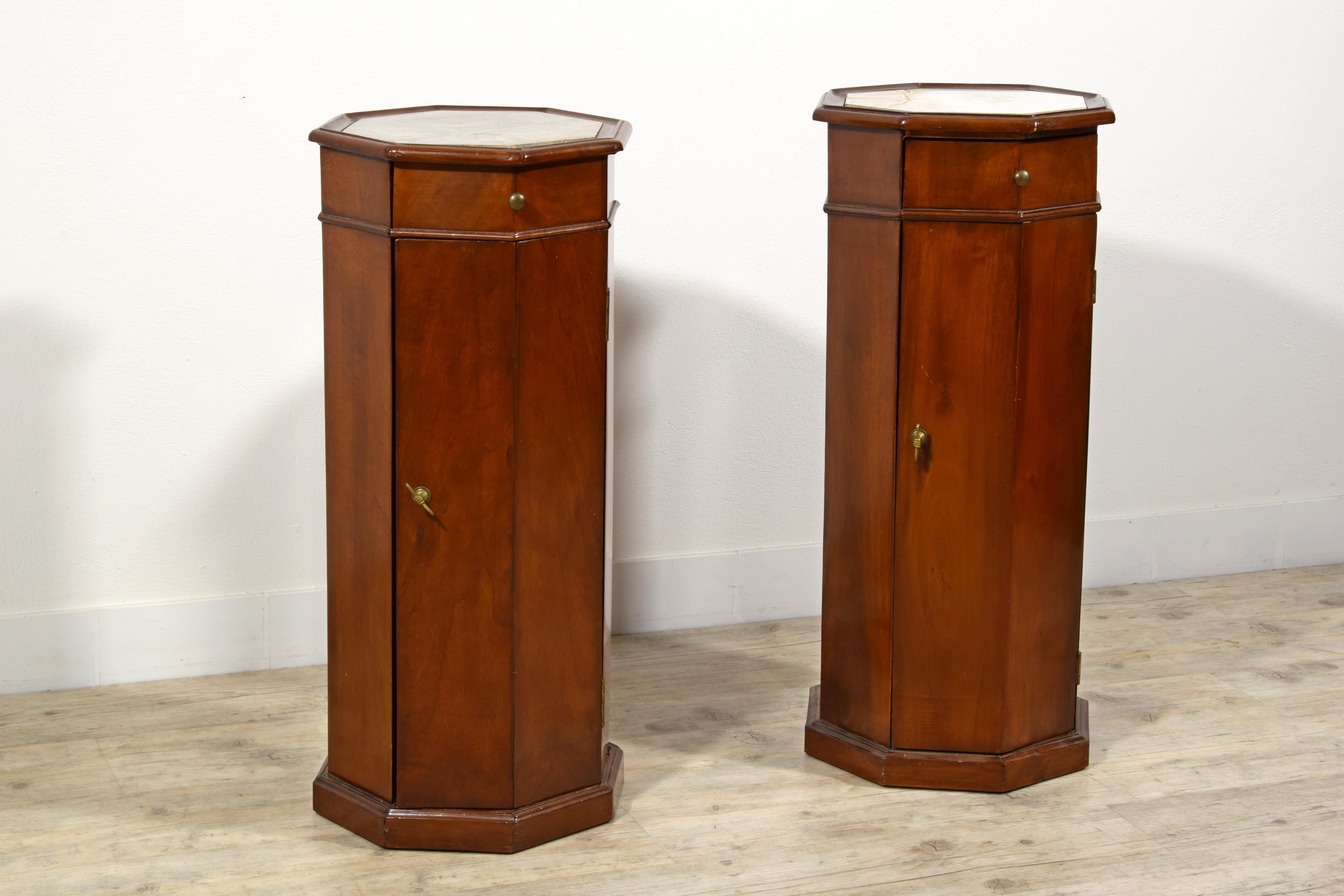 19. Jahrhundert, Paar italienische Pedestal-Schränke aus Nussbaumholz im Angebot 9