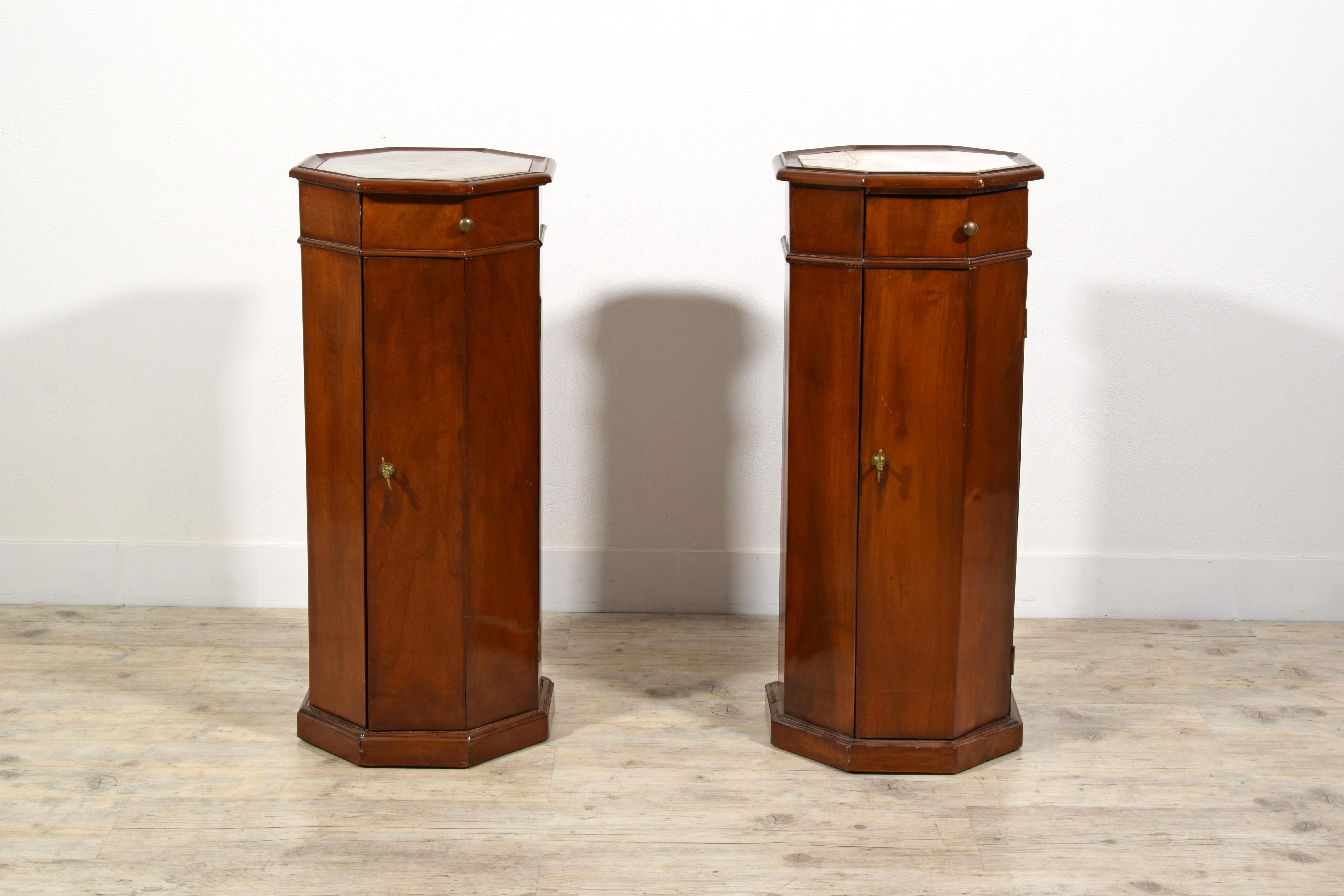 19. Jahrhundert, Paar italienische Pedestal-Schränke aus Nussbaumholz im Angebot 10