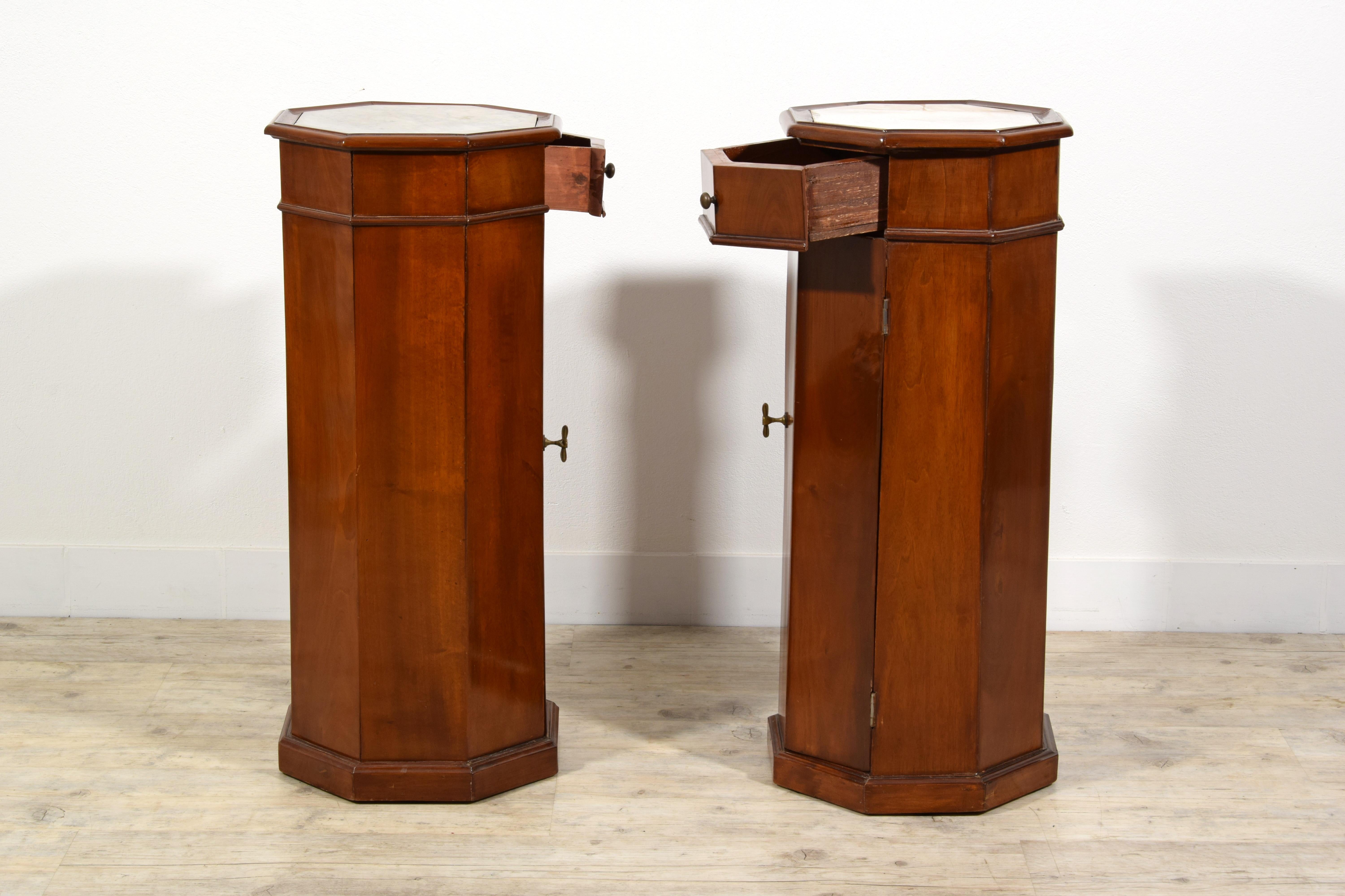 19. Jahrhundert, Paar italienische Pedestal-Schränke aus Nussbaumholz im Angebot 12