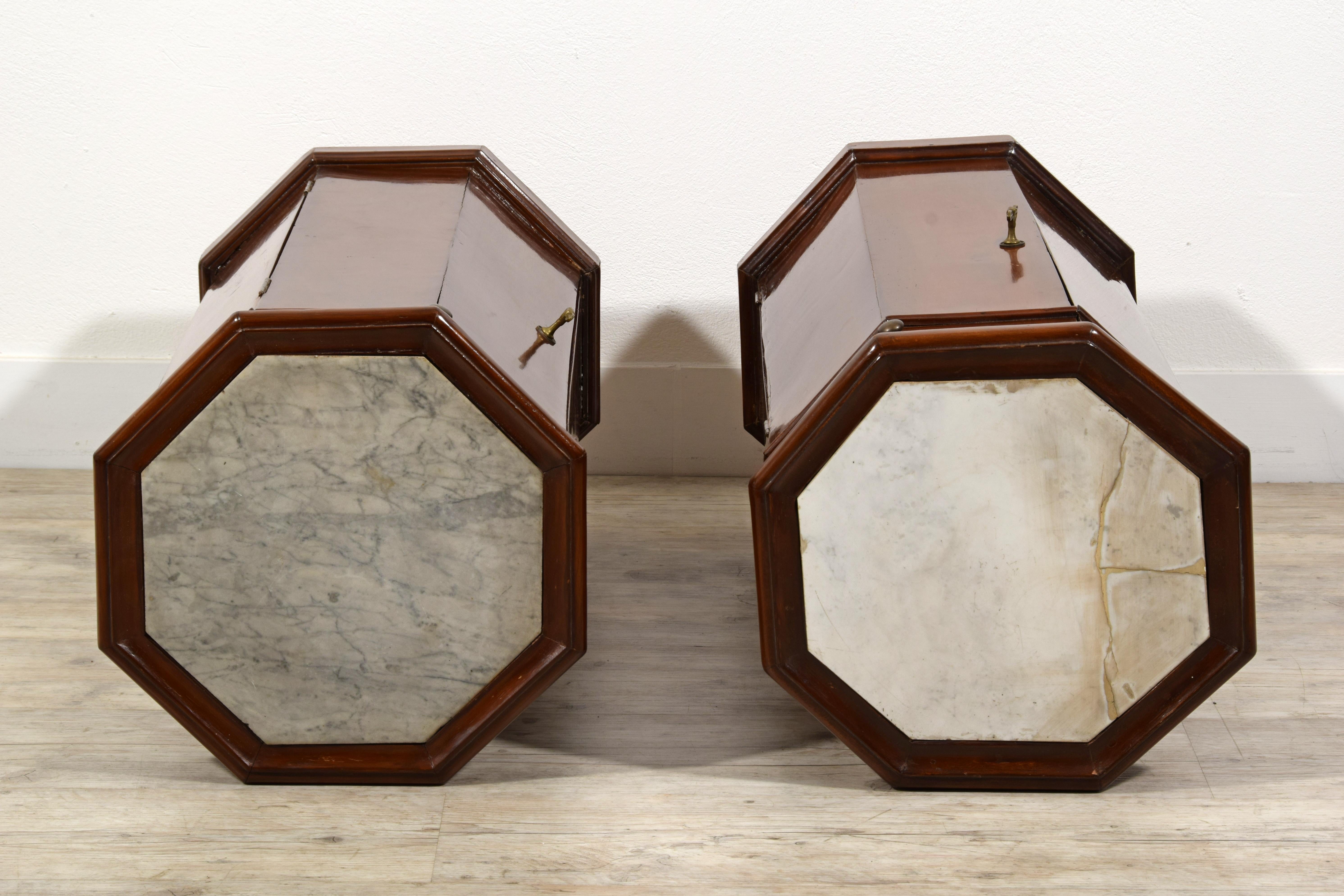 19. Jahrhundert, Paar italienische Pedestal-Schränke aus Nussbaumholz im Angebot 13