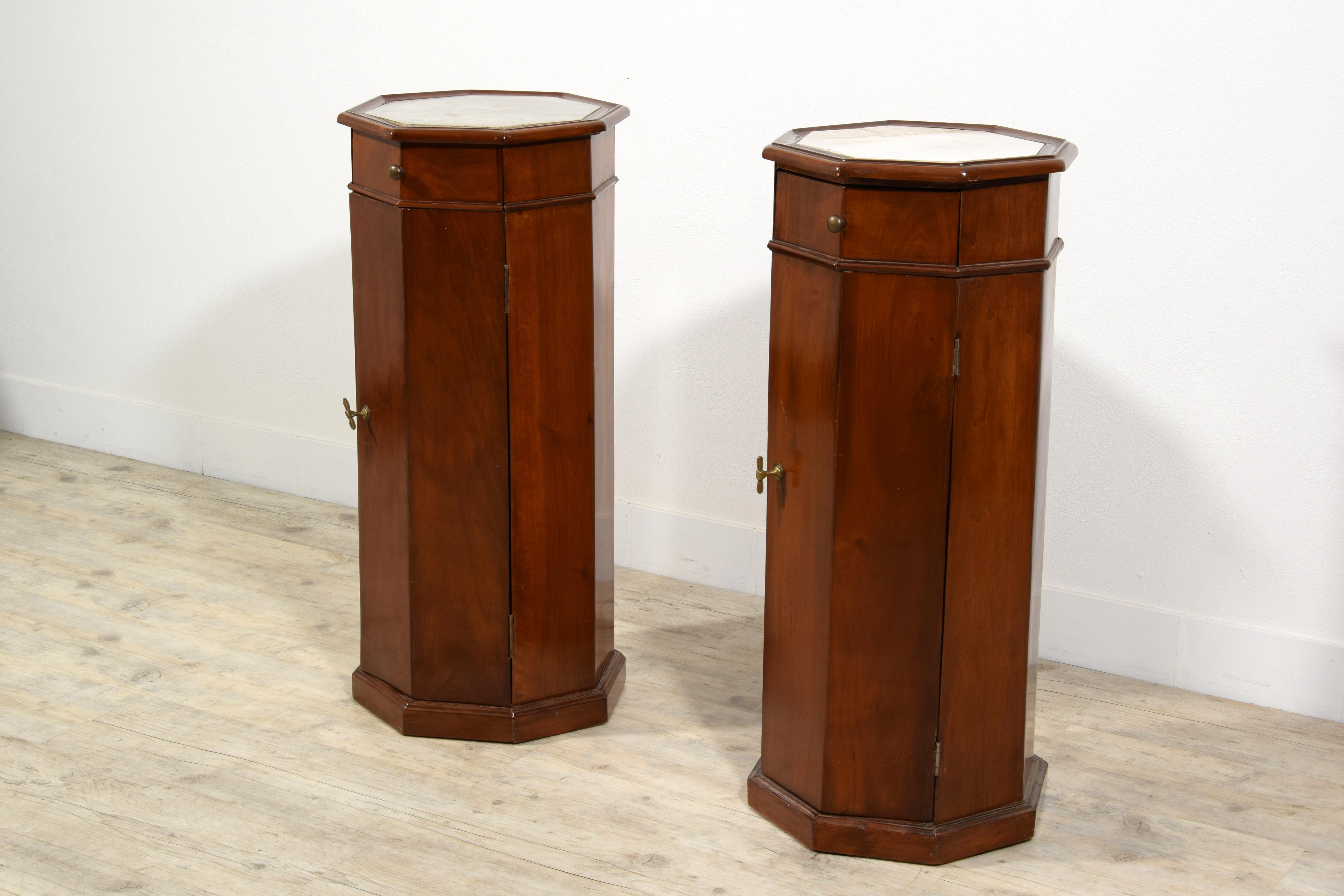 19. Jahrhundert, Paar italienische Pedestal-Schränke aus Nussbaumholz (Neoklassisch) im Angebot