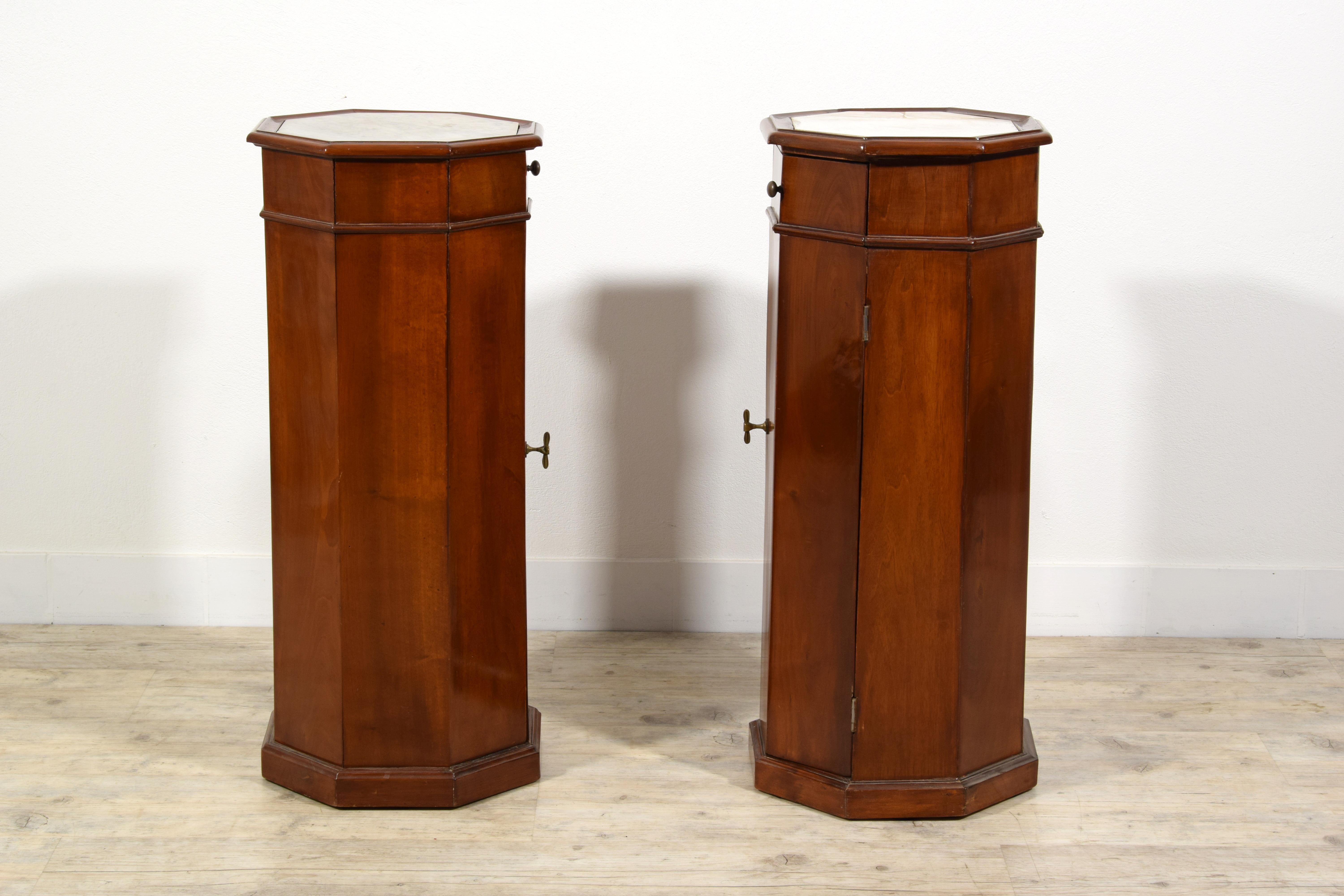 19. Jahrhundert, Paar italienische Pedestal-Schränke aus Nussbaumholz (Italienisch) im Angebot