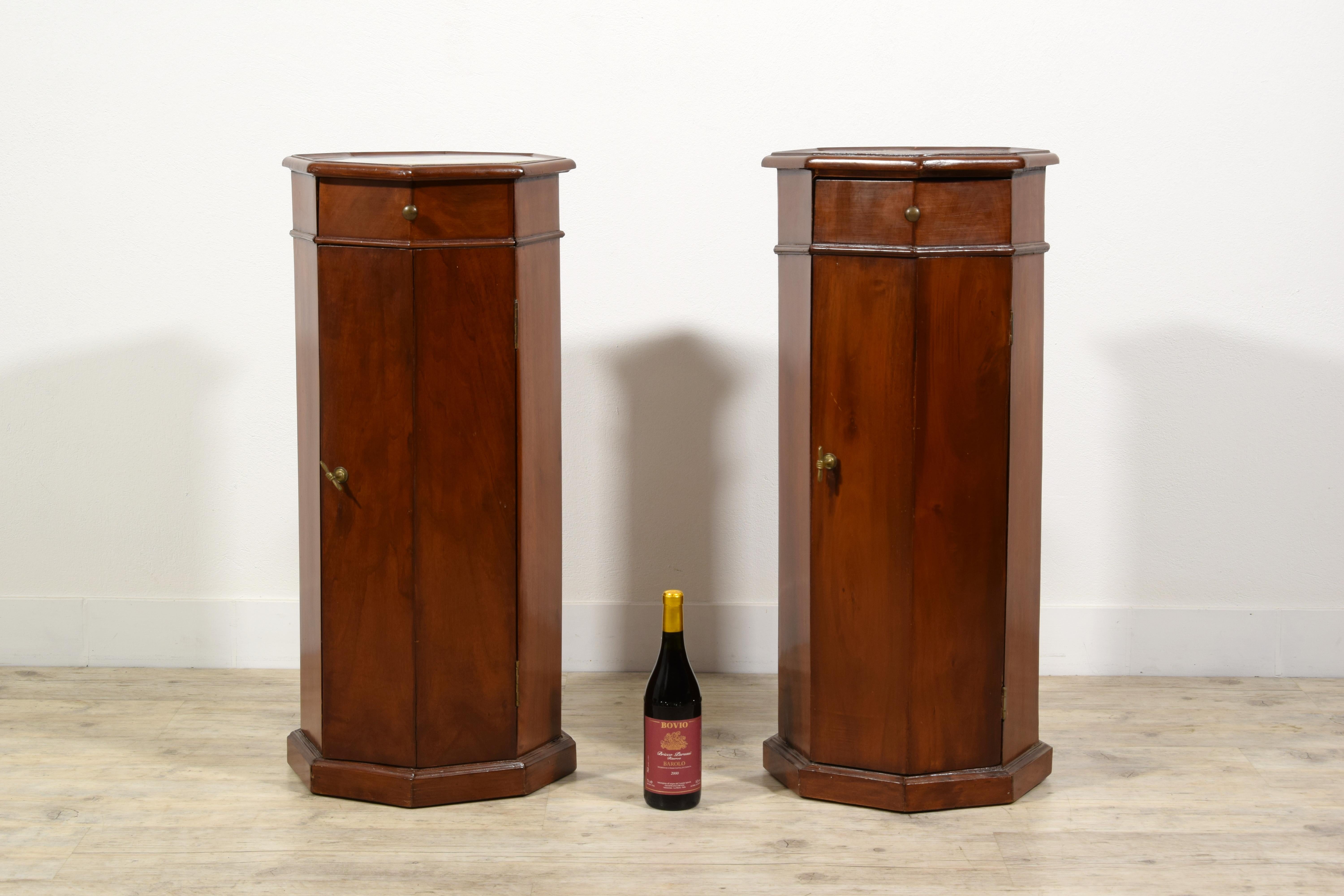 19. Jahrhundert, Paar italienische Pedestal-Schränke aus Nussbaumholz (Handgeschnitzt) im Angebot