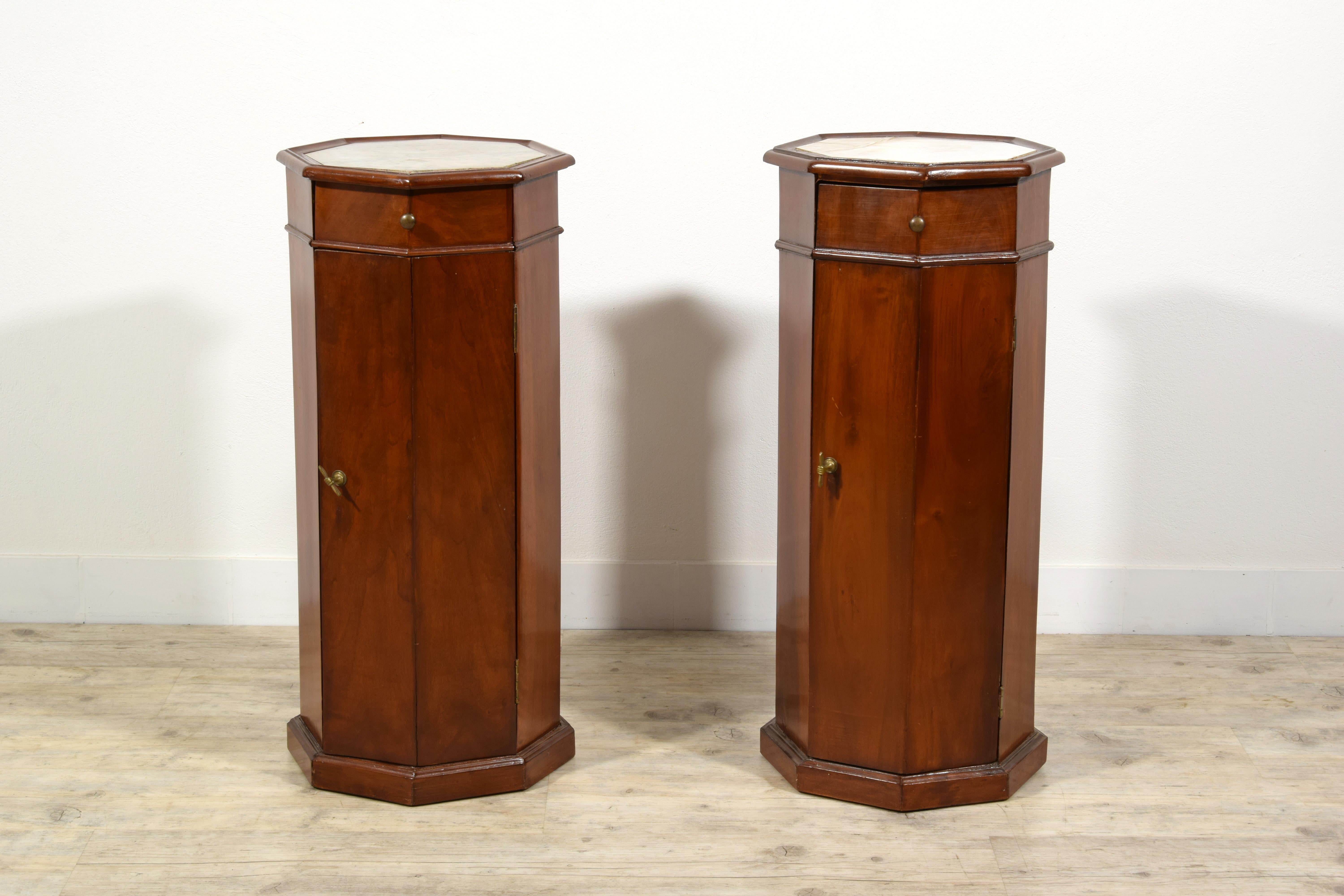 19. Jahrhundert, Paar italienische Pedestal-Schränke aus Nussbaumholz (Marmor) im Angebot