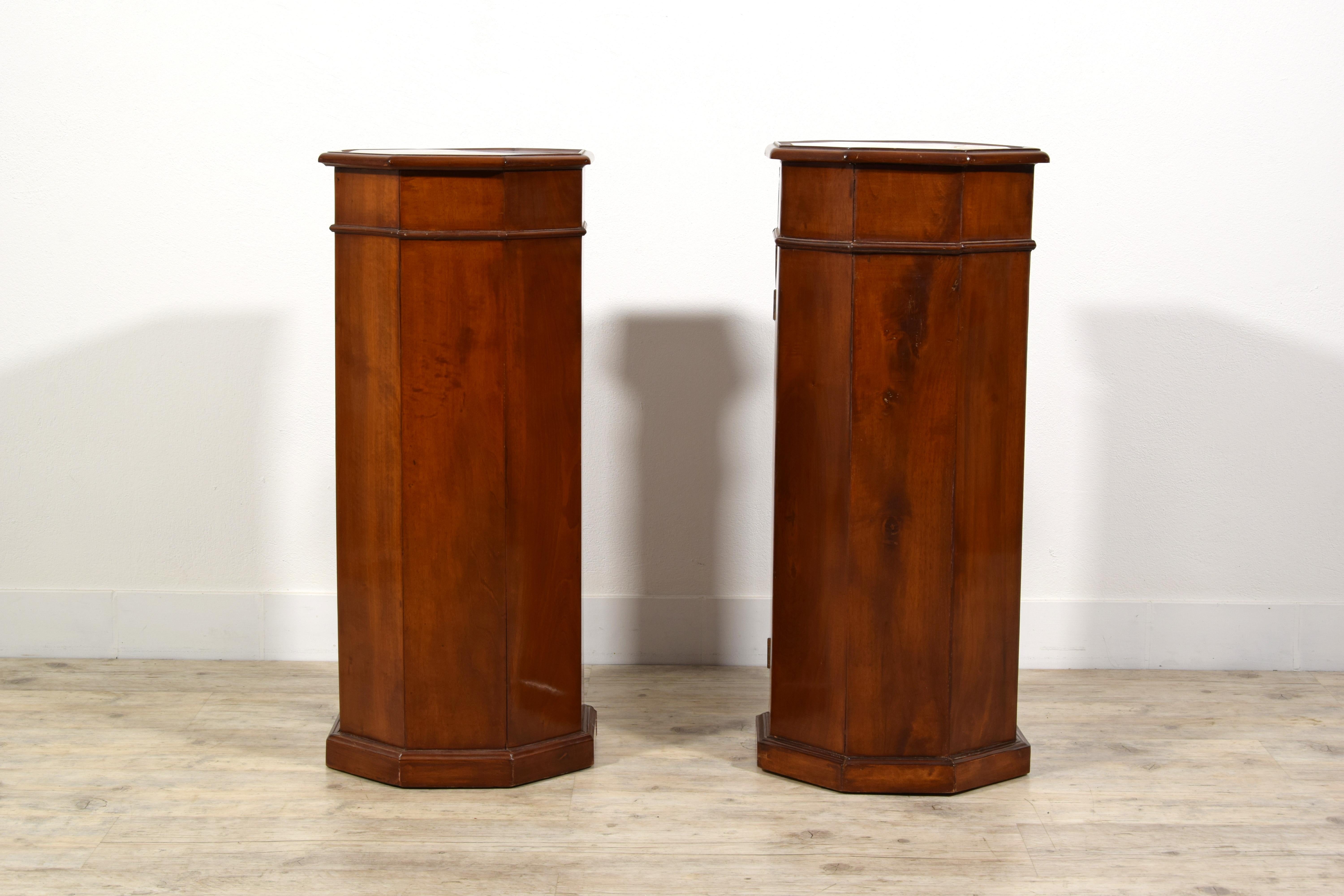 19. Jahrhundert, Paar italienische Pedestal-Schränke aus Nussbaumholz im Angebot 1
