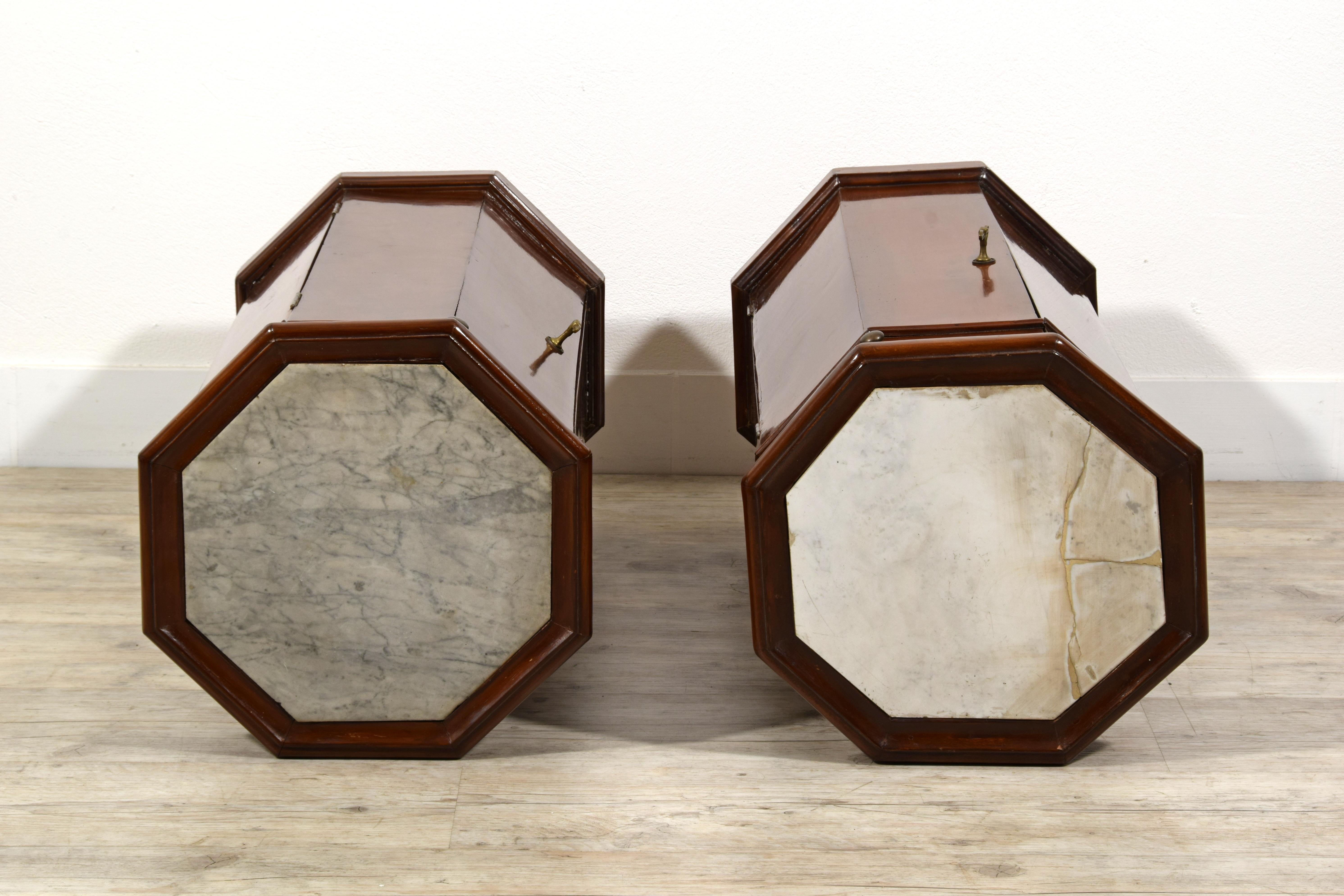 19. Jahrhundert, Paar italienische Pedestal-Schränke aus Nussbaumholz im Angebot 2