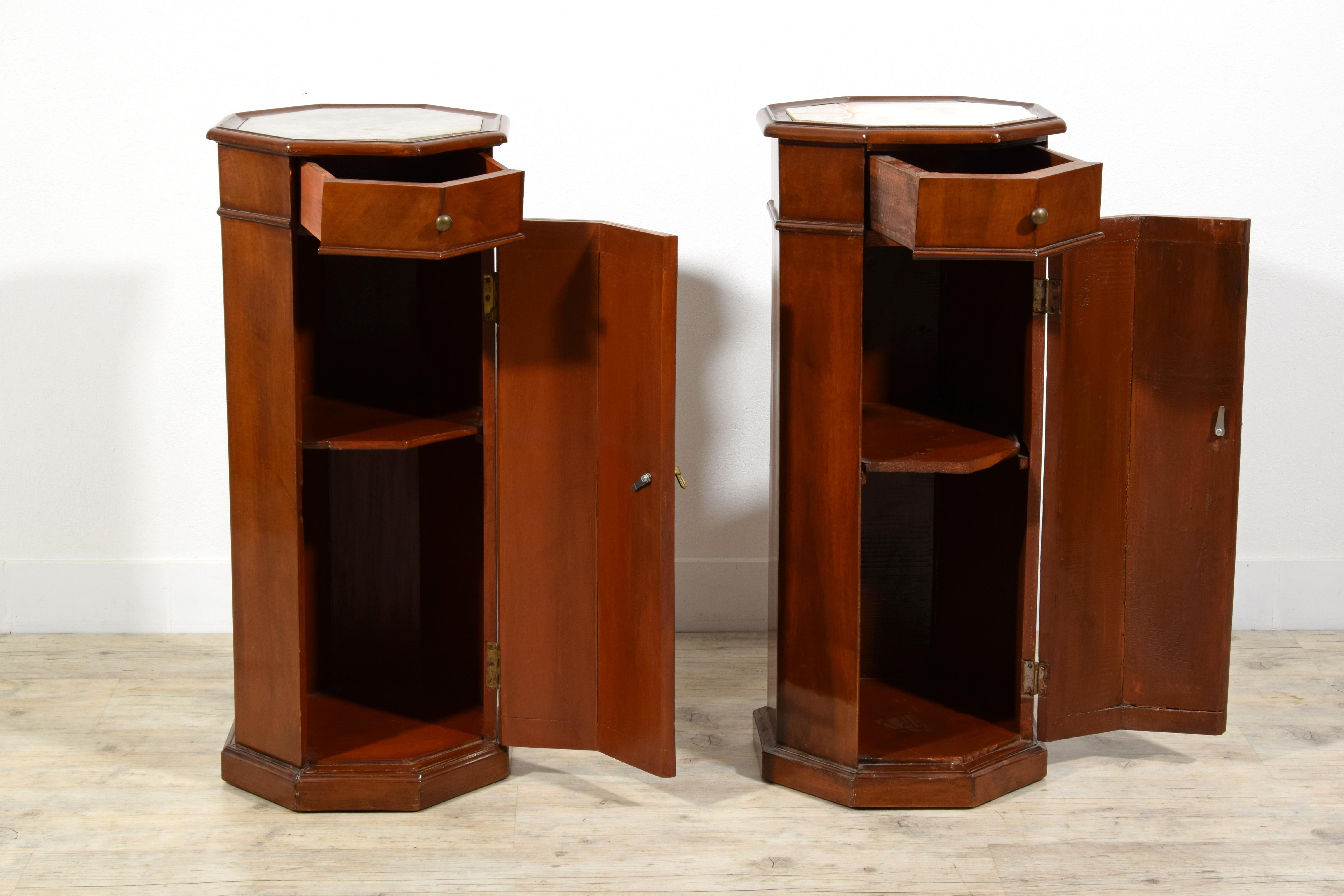 19. Jahrhundert, Paar italienische Pedestal-Schränke aus Nussbaumholz im Angebot 3