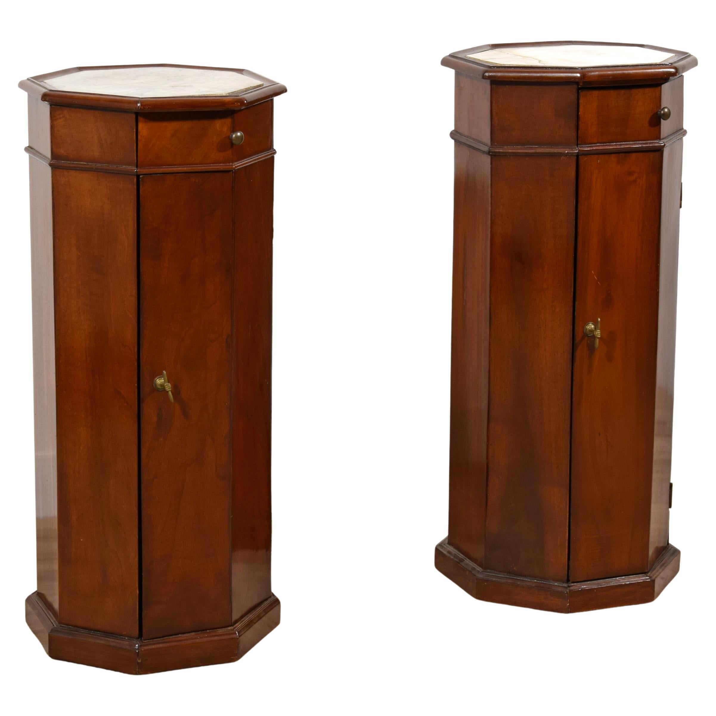 19. Jahrhundert, Paar italienische Pedestal-Schränke aus Nussbaumholz im Angebot
