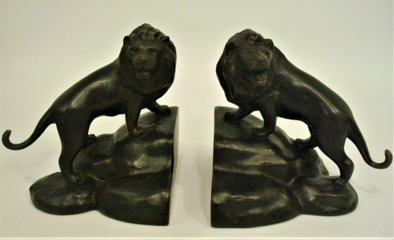 Lot - PAIRE DE LIONS en bois sculpté et doré