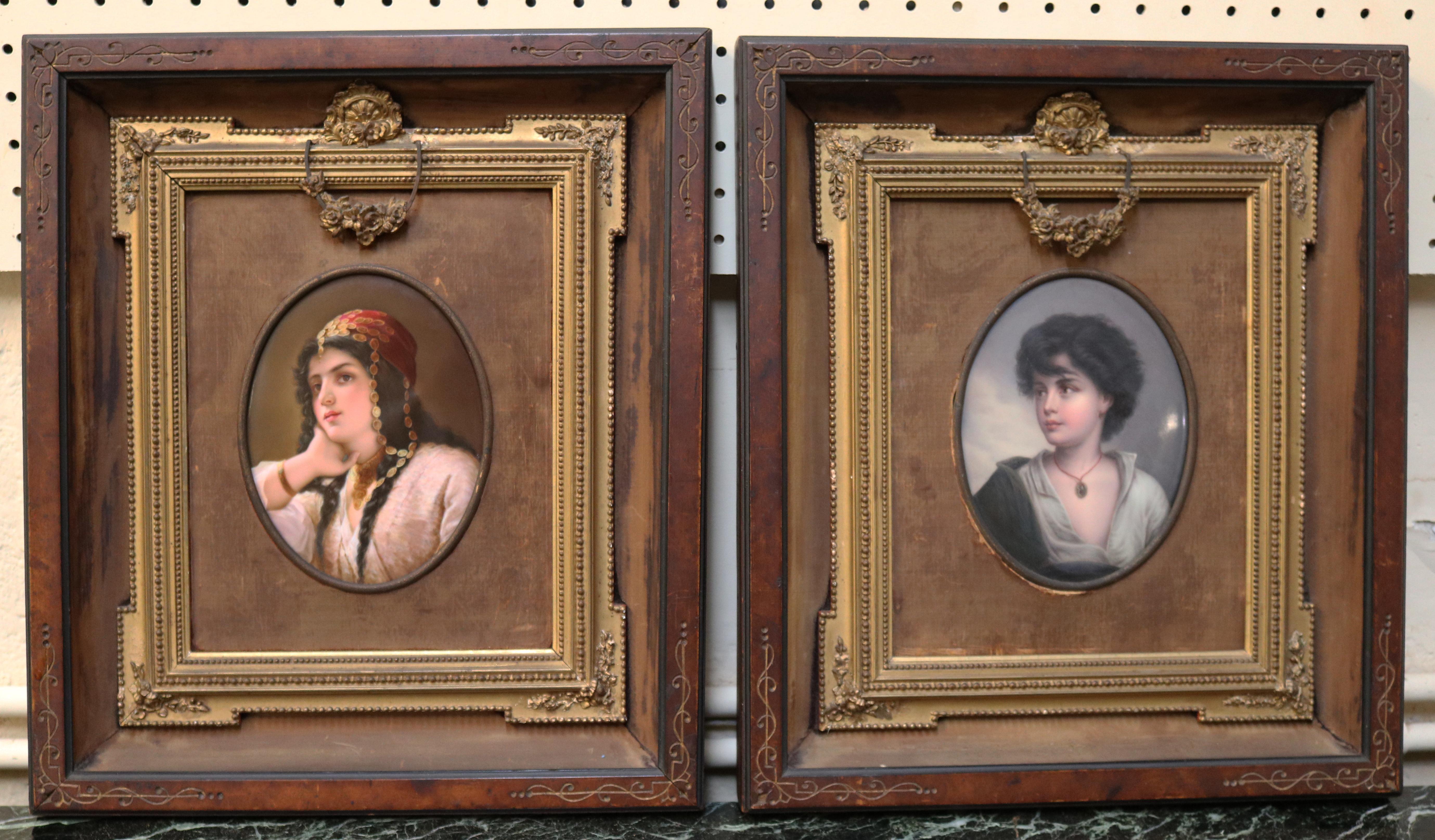 Paire de plaques en porcelaine peintes du 19ème siècle attribuées à KPM représentant une femme et un garçon  en vente 4