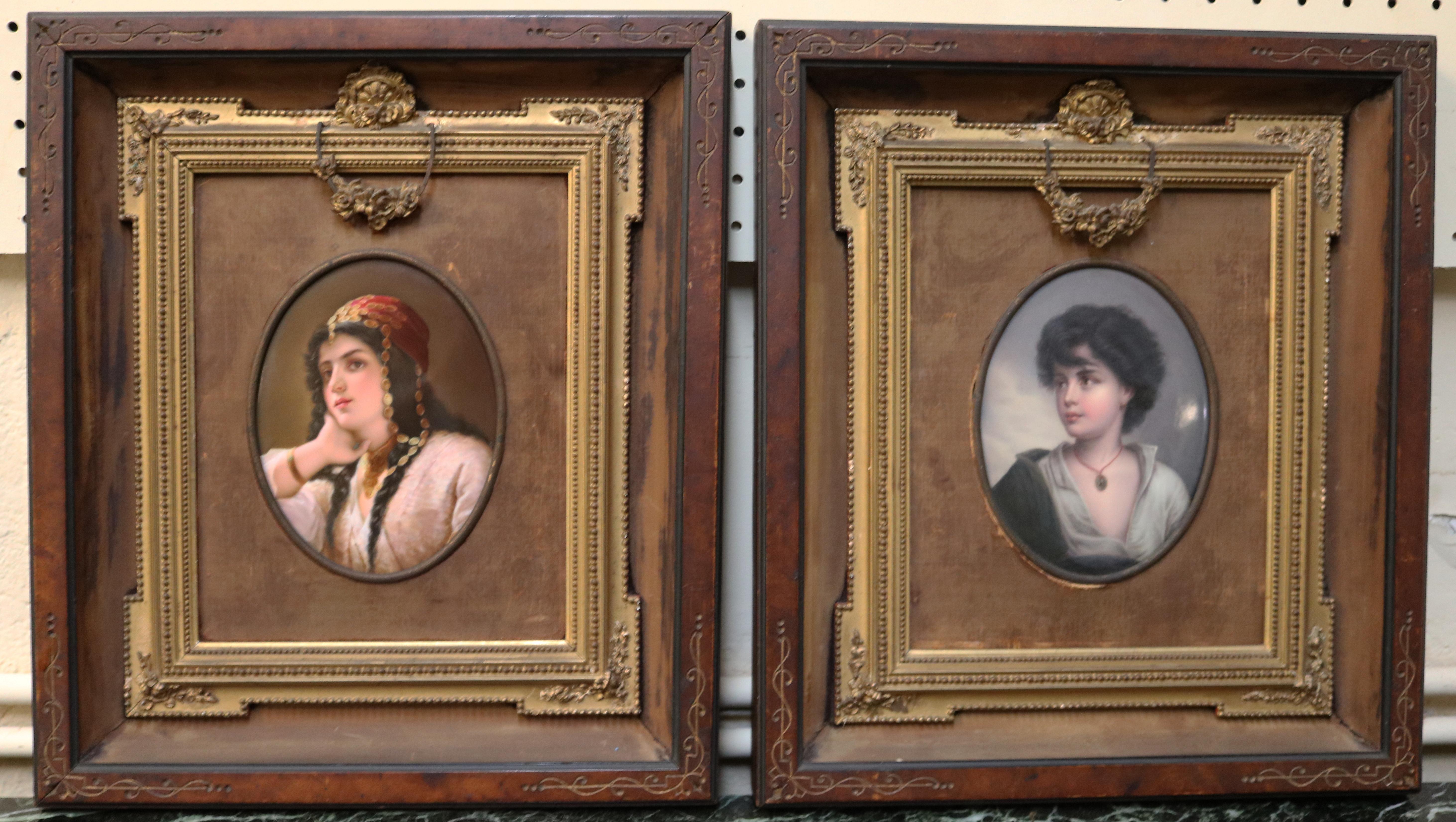 Paire de plaques en porcelaine peintes du 19ème siècle attribuées à KPM représentant une femme et un garçon  en vente 5