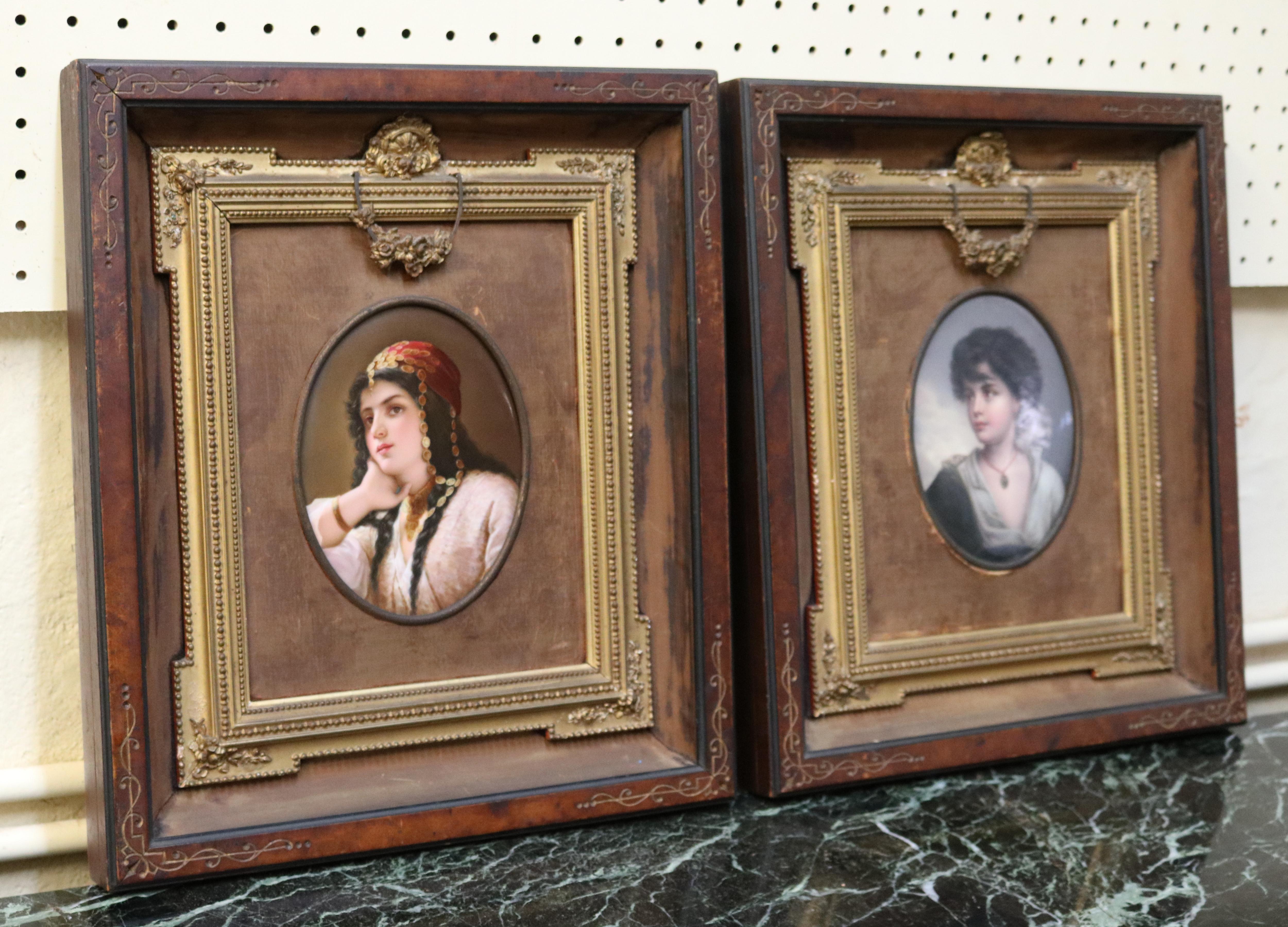 Paire de plaques en porcelaine peintes du 19ème siècle attribuées à KPM représentant une femme et un garçon  en vente 8