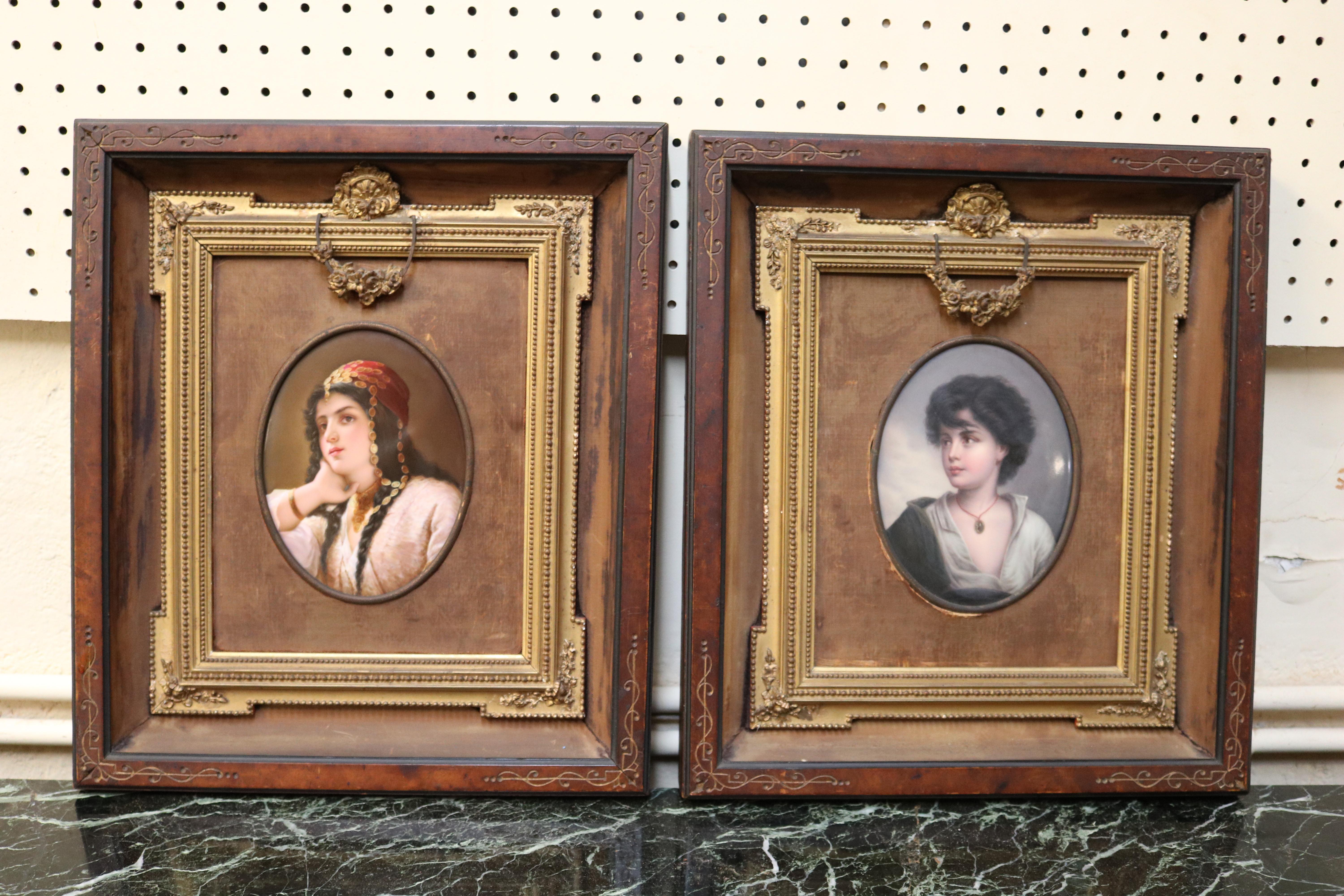 Paire de plaques en porcelaine peintes du 19ème siècle attribuées à KPM représentant une femme et un garçon

Dimensions : Cadre - 16