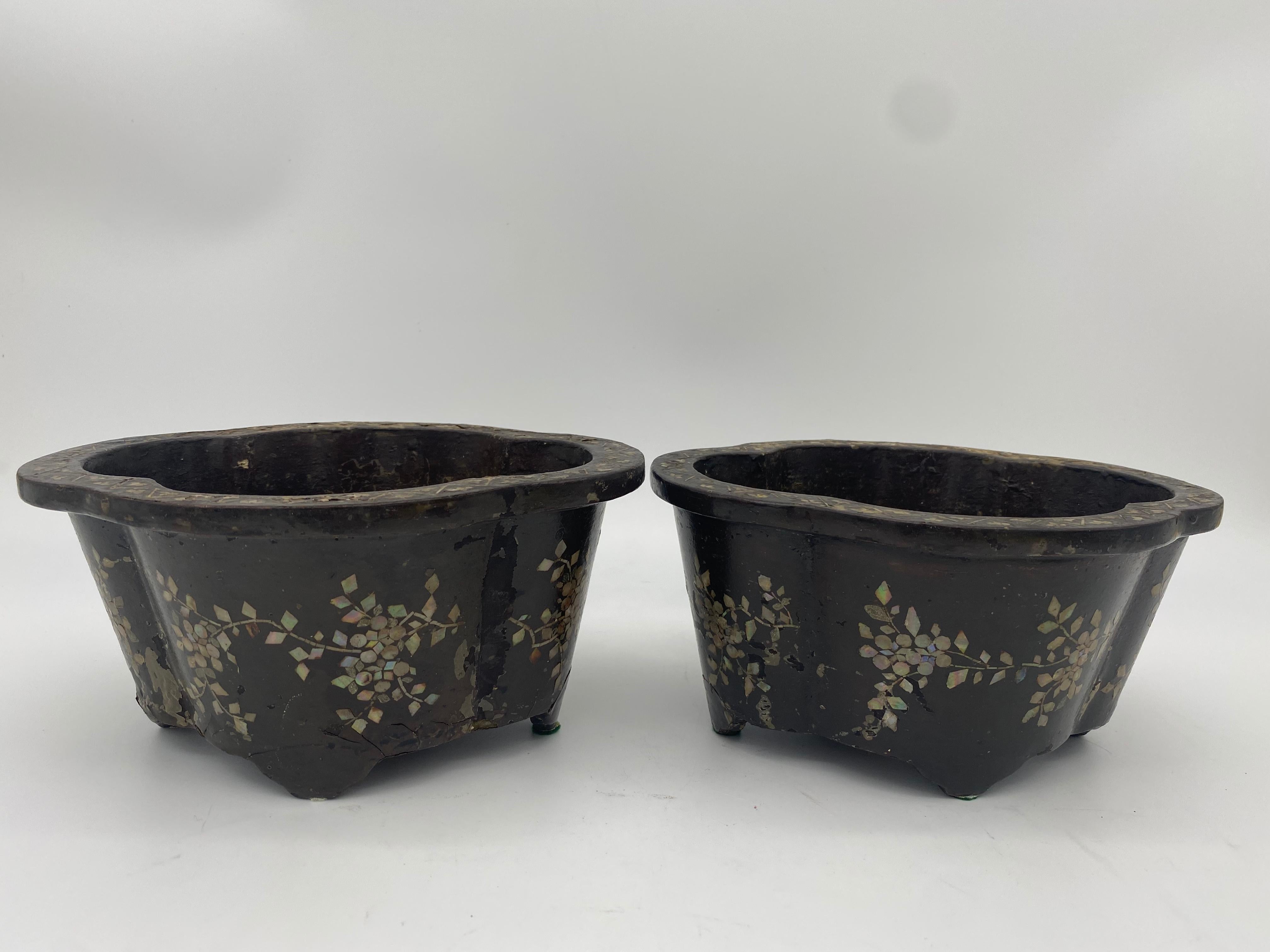 Qing 19th Century Pair of Lacquer Chinese Jardinières Inlay with Mother of Pearl For Sale