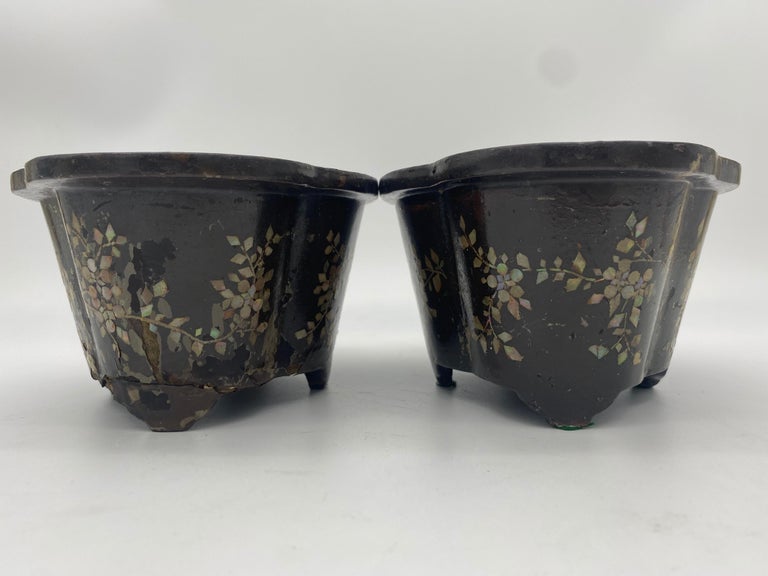 19th Century Pair of Lacquer Chinese Jardinières Inlay with Mother of Pearl For Sale 2