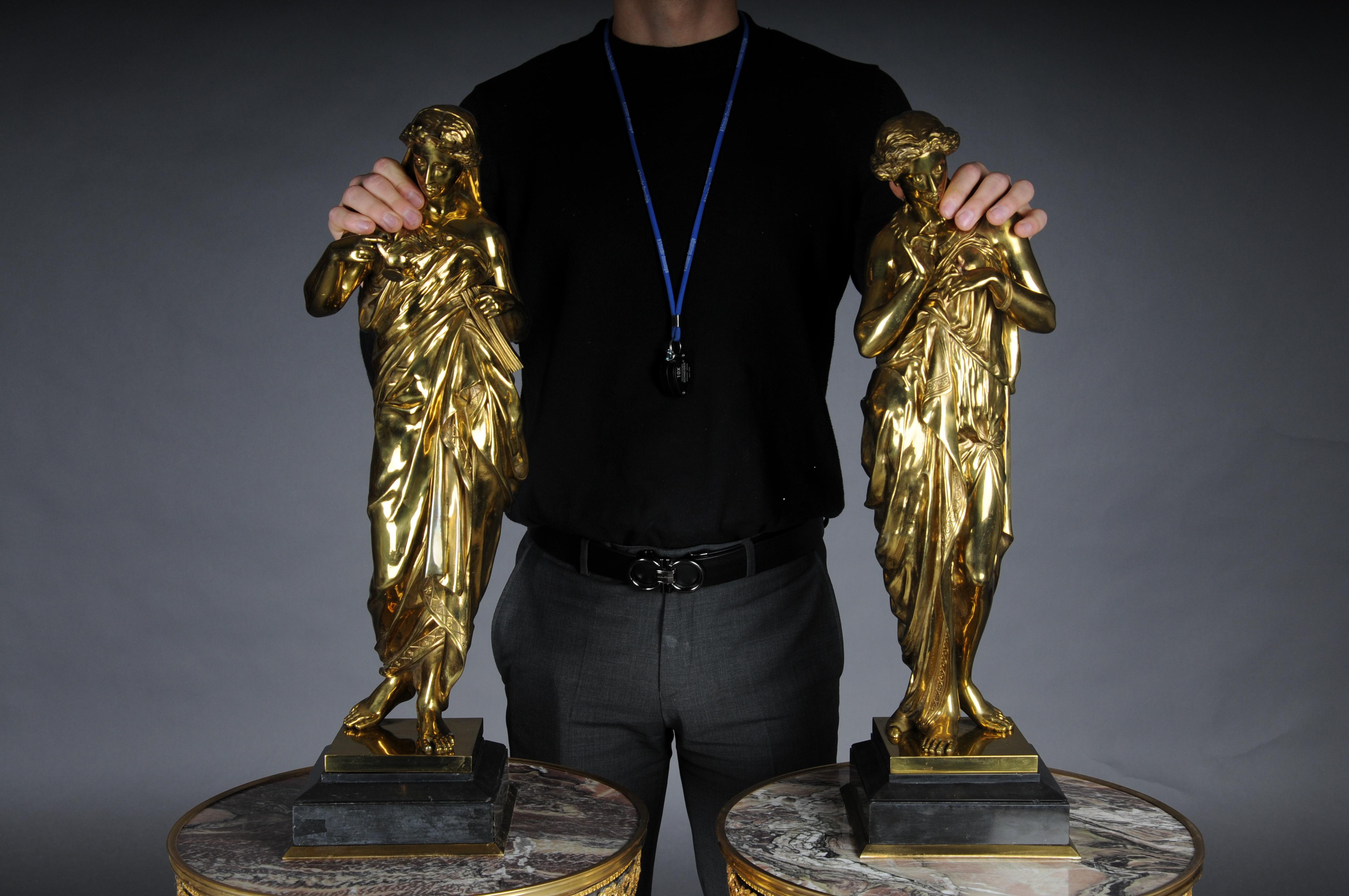 

Paire de (2) sculptures monumentales en bronze Empire, Paris.

Sculptures en bronze doré reposant sur des bases rectangulaires à plusieurs niveaux.
Très élégant et décoratif, il attire à coup sûr le regard dans n'importe quel