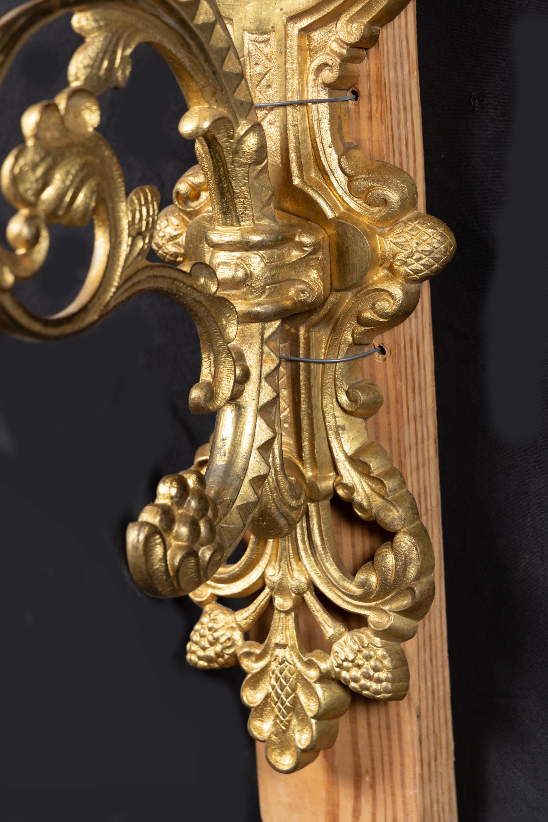 Dieses prächtige Paar französischer Belle-Epoque-Leuchten ist aus Bronze gefertigt und stammt aus dem 19. Das Duo zeichnet sich durch kunstvolle, schwere Bögen, mit Akanthusblättern verzierte Schneckenarme und florale Verzierungen aus, die von