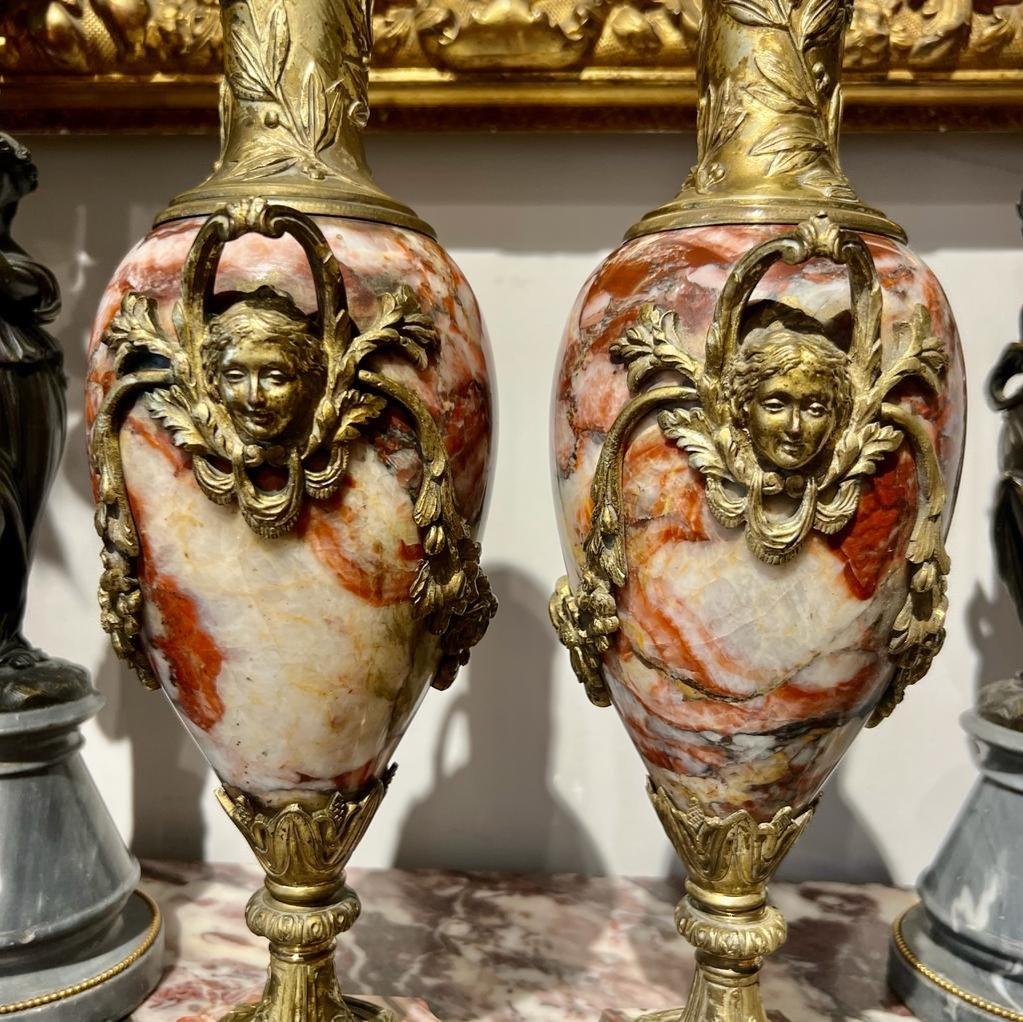 Paire de grandes Cassolettes avec mascarons en marbre Breccia violet du 19ème siècle en vente 2