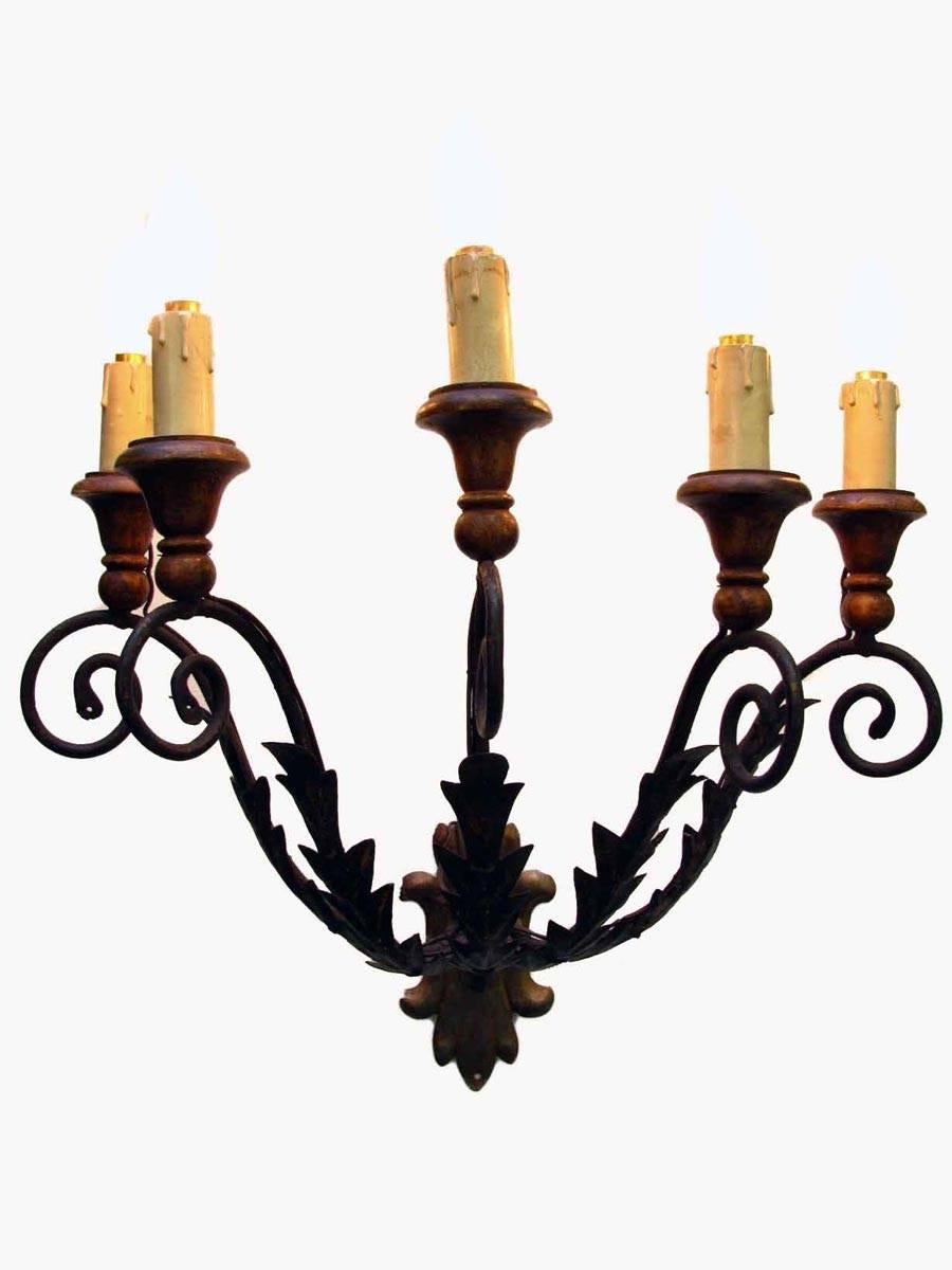 Ein Paar fünfarmige italienische Wandleuchten im Renaissancestil aus der Mitte des 19. Jahrhunderts, fünf geschwungene Arme aus Schmiedeeisen, die von Hand mit Akanthusblättern verziert sind und mit aus Nussbaumholz gedrechselten Bobeches enden. Sie