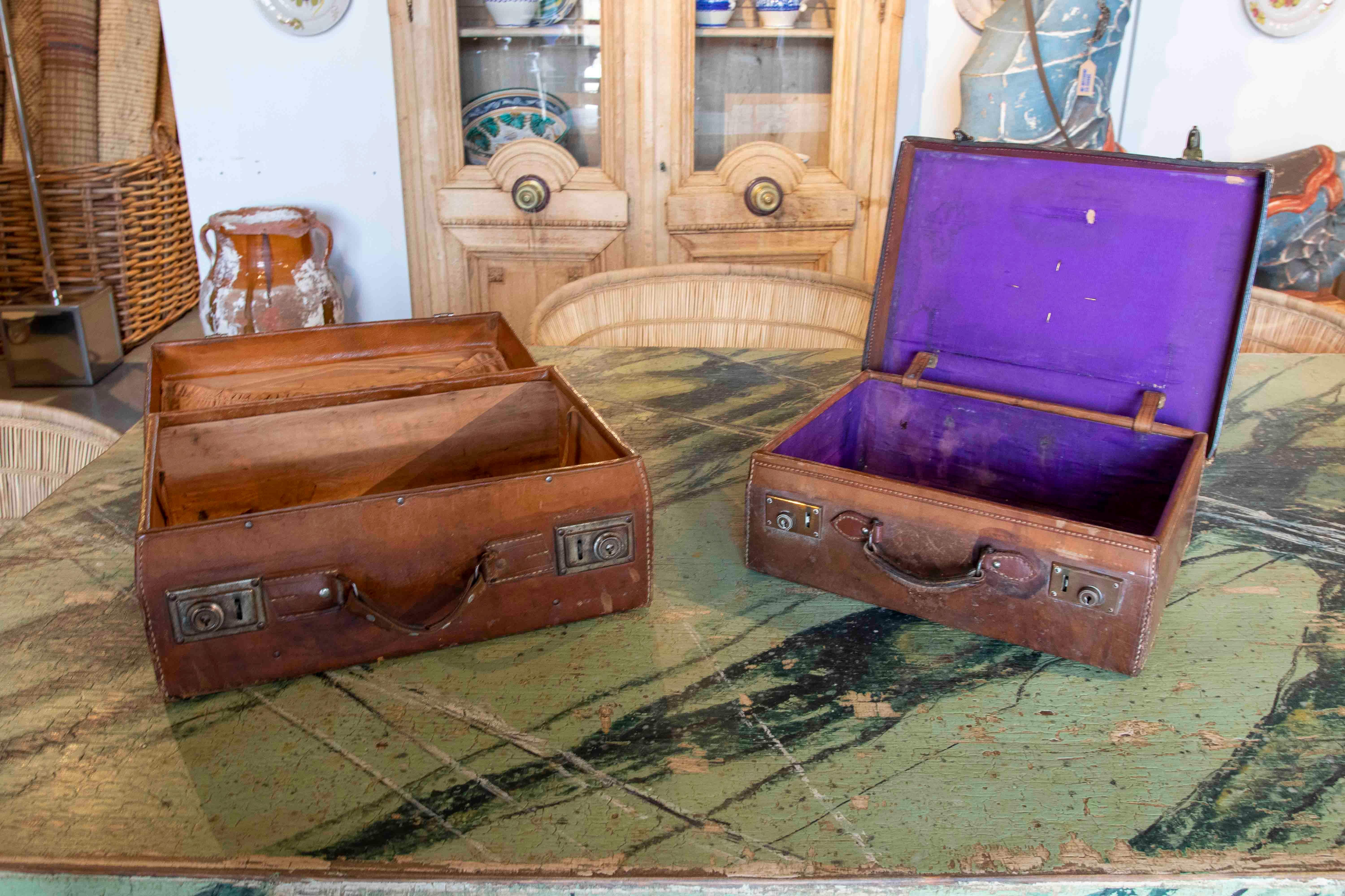 19th century Pair of Leather Travelling Suitcases with Bronze Initials

Large suitcase: 30x45x15cm
Small suitcase: 30x40x14cm.