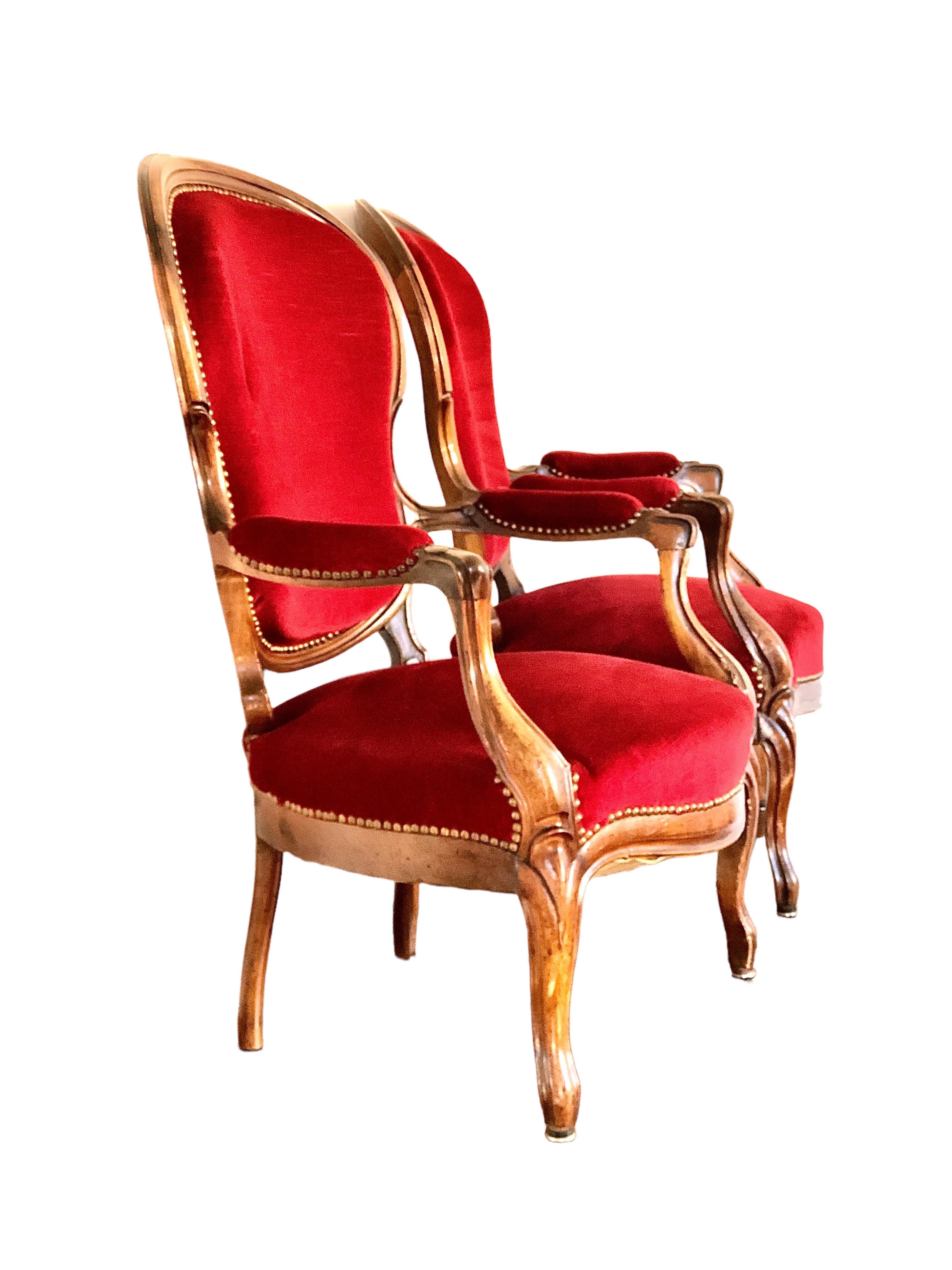 Coppia di poltrone in noce del periodo Louis Philippe del XIX secolo in vendita 1